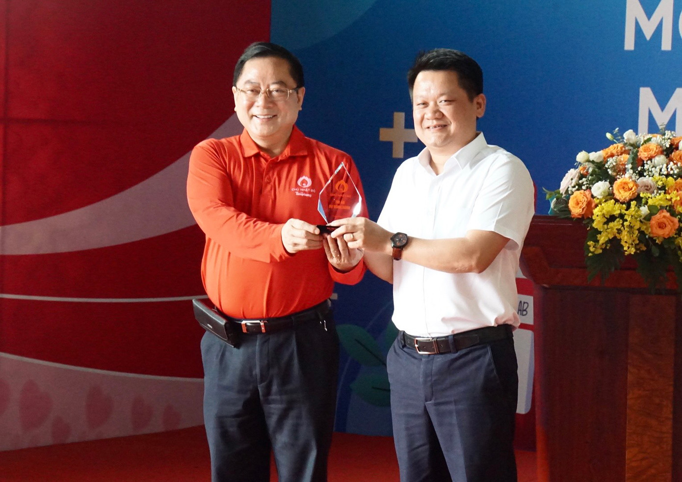 Nhà báo Lê Xuân Sơn trao kỷ niệm chương của chương trình cho ông Nguyễn Duy Minh, Phó Tổng Giám đốc Tổng Công ty Công nghiệp Tân Á Đại Thành