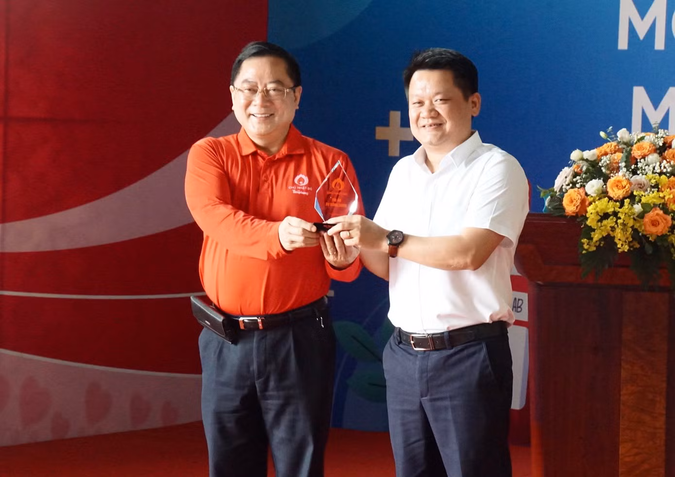 Nhà báo Lê Xuân Sơn trao kỷ niệm chương của chương trình cho ông Nguyễn Duy Minh, Phó Tổng Giám đốc Tổng Công ty Công nghiệp Tân Á Đại Thành