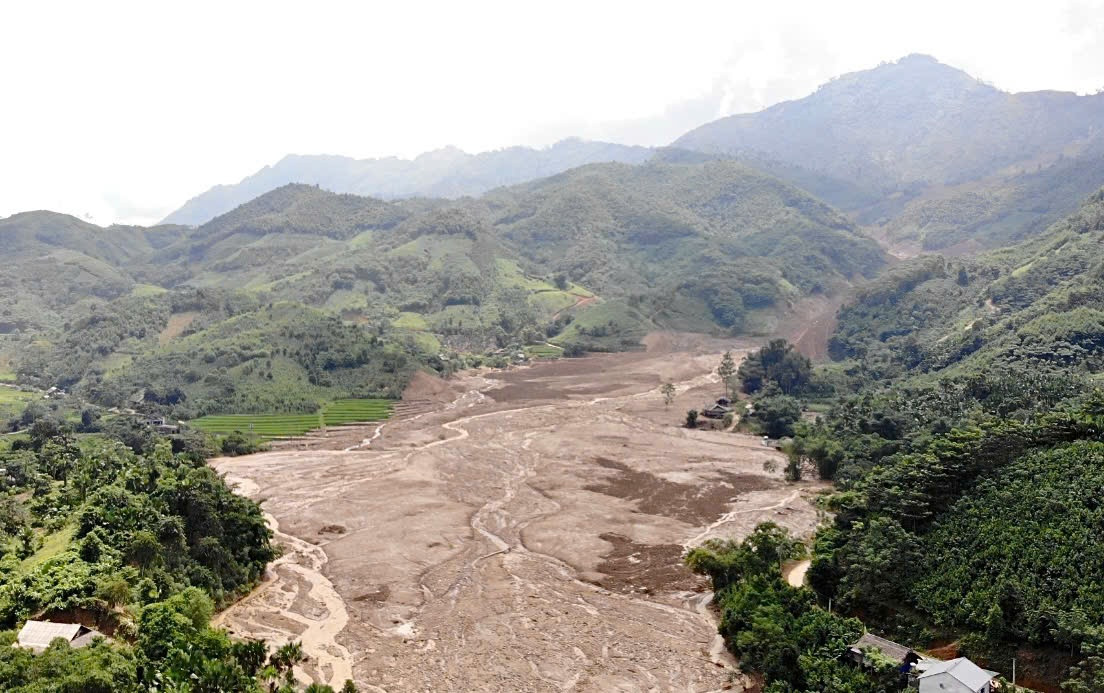 Một thôn làng yên bình có những cánh đồng lúa xanh ngát cùng dòng suối trong vắt chảy qua, giờ chỉ còn một màu nâu của bùn, đất.