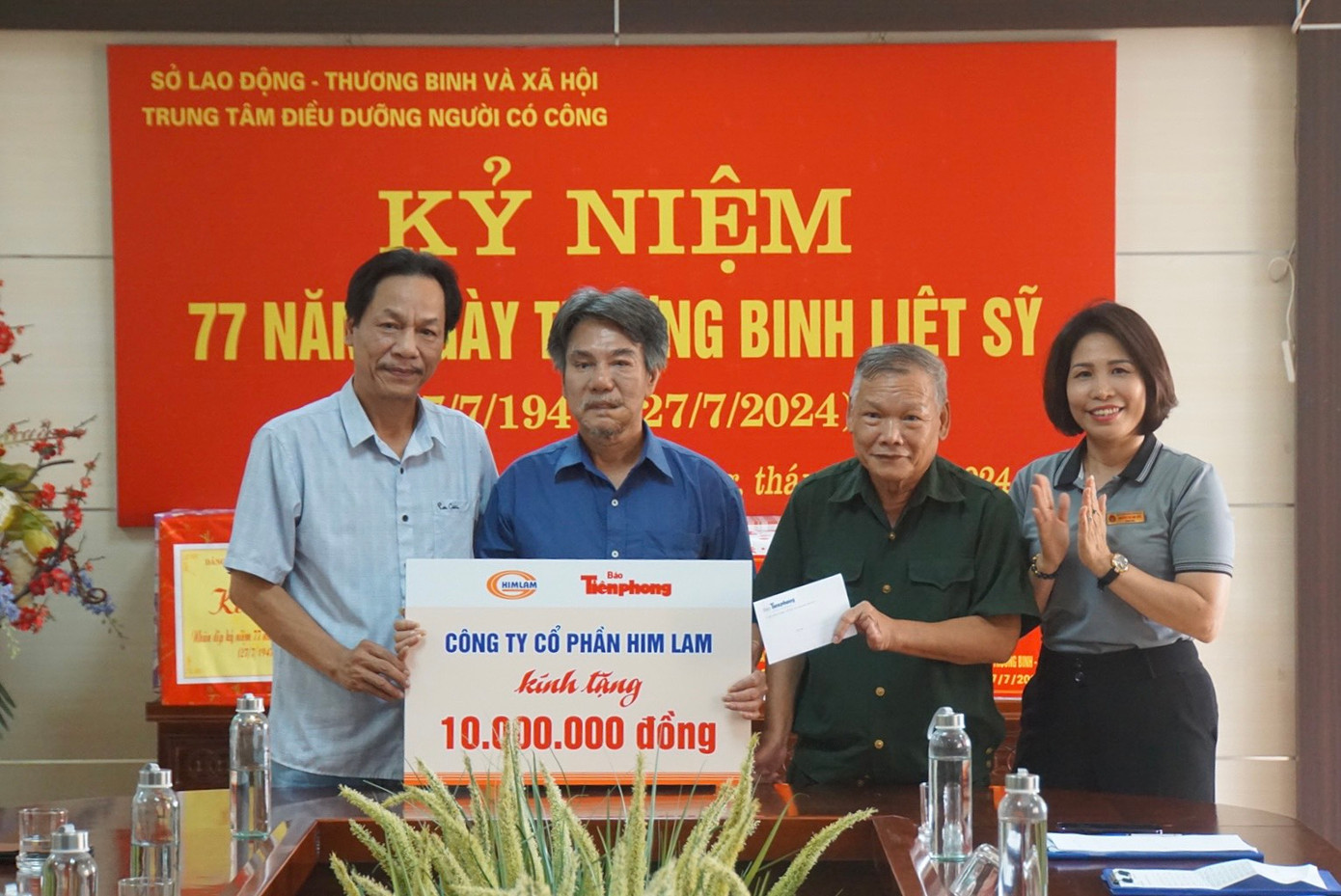 Tiếp theo, đoàn công tác đã đến Trung tâm Điều dưỡng Thương binh và Người có công tỉnh Bắc Giang. Tại đây, đoàn thay mặt CTCP Him Lam trao tặng 10 triệu đồng và các ấn phẩm đặc biệt của Báo Tiền Phong.