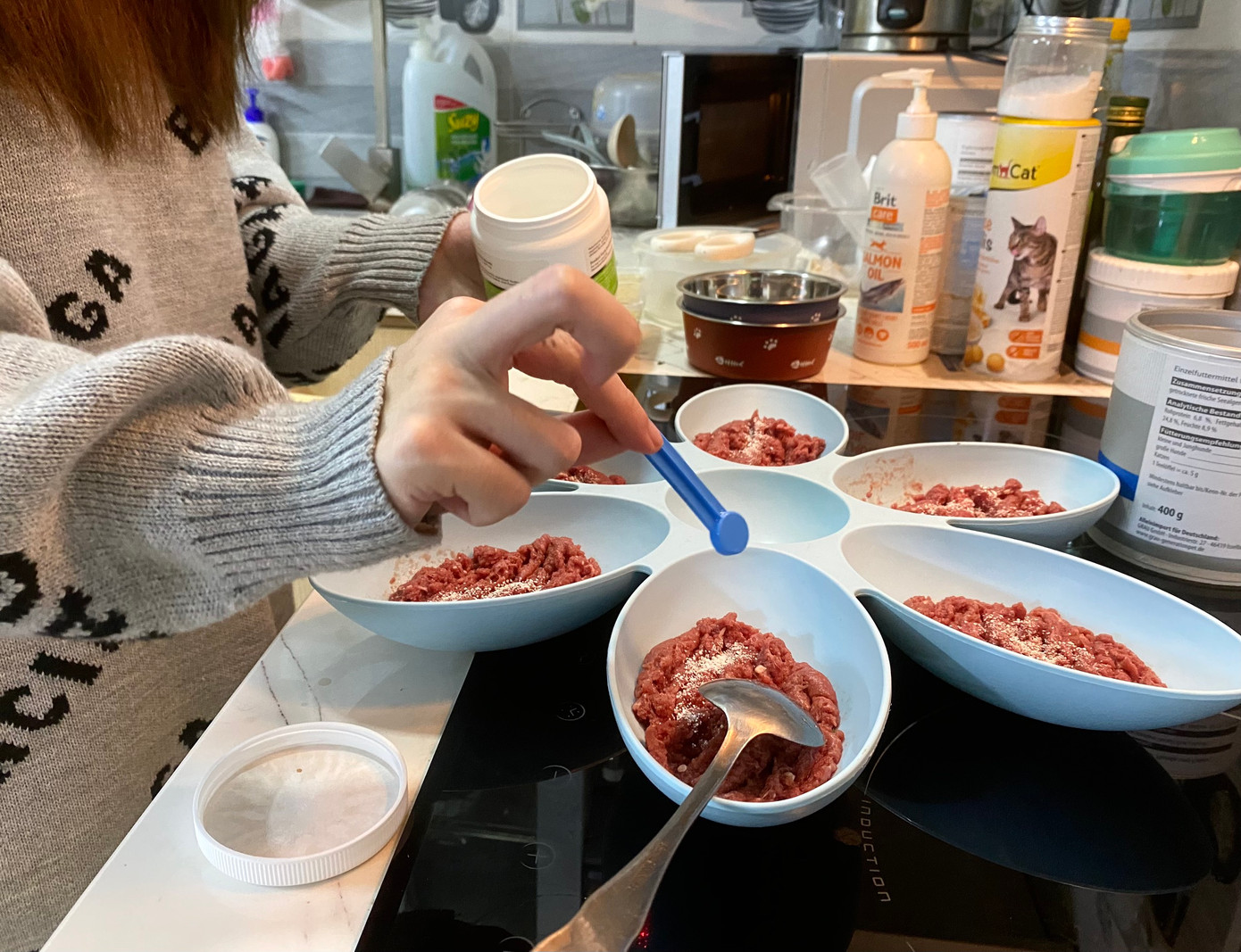 Khẩu phần ăn của mèo không lông sẽ có thịt bò sống kết hợp với nhiều chất bổ sung như vitamin, canxi, dầu cá, mỡ bò (dạng bột) và tảo biển. Diễm My cho biết, tổng chi phí đồ ăn, tiền điện, đồ chơi, quần áo… một tháng cho mèo khoảng 30 triệu đồng, vào mùa đông chi phí này sẽ tăng gấp rưỡi vì phải bật máy sưởi 24/24. Khẩu phần ăn của mèo không lông sẽ có thịt bò sống kết hợp với nhiều chất bổ sung như vitamin, canxi, dầu cá, mỡ bò (dạng bột) và tảo biển. Diễm My cho biết, tổng chi phí đồ ăn, tiền điện, đồ chơi, quần áo… một tháng cho mèo khoảng 30 triệu đồng, vào mùa đông chi phí này sẽ tăng gấp rưỡi vì phải bật máy sưởi 24/24.