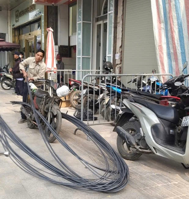 Sau khi có quyết định cưỡng chế, chủ đầu tư vẫn cấp tập đưa vật liệu vào thi công công trình