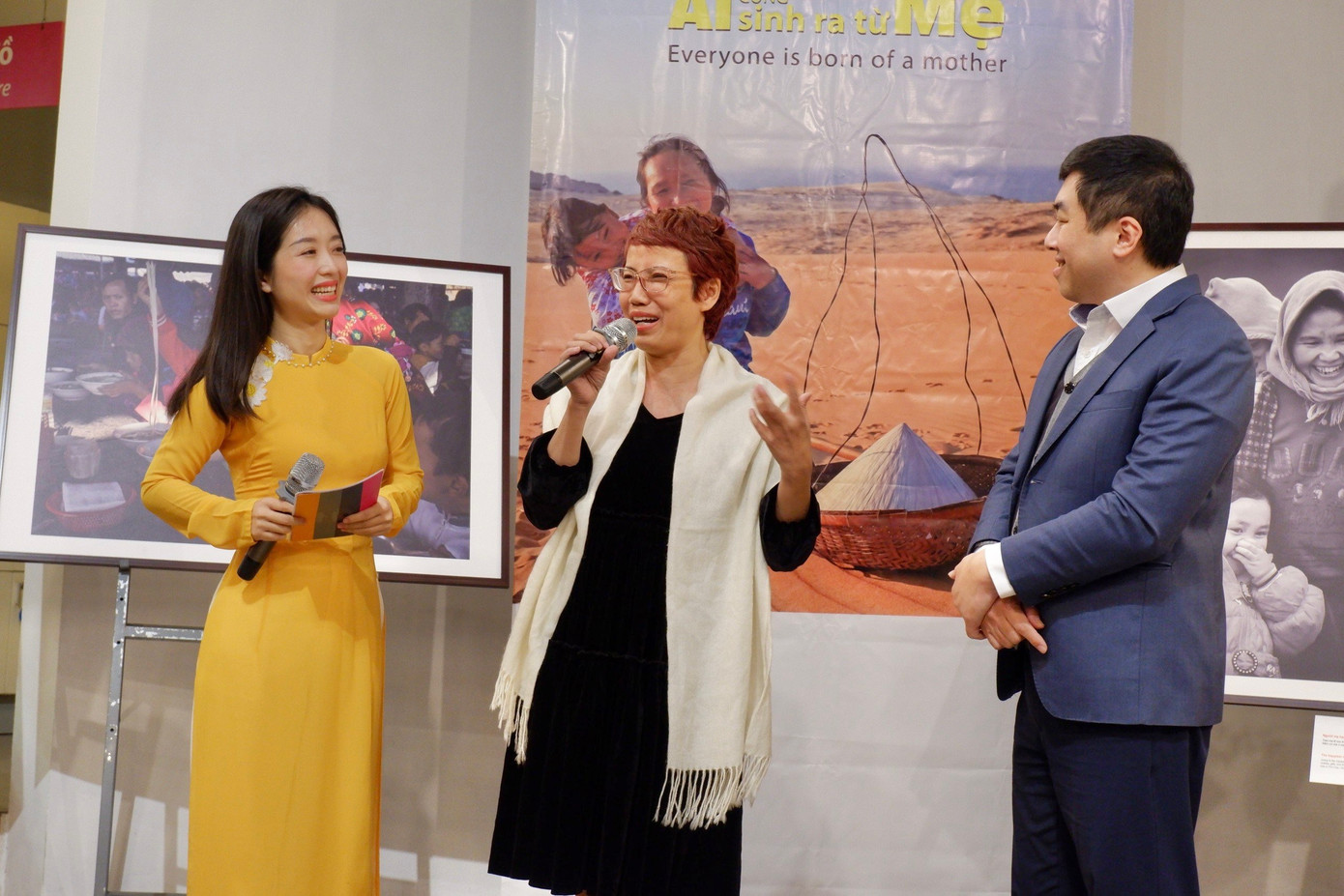 Chị Trần Mai Anh - mẹ nuôi của bé Thiện Nhân - chia sẻ chị xúc động khi thấy bức ảnh mình đang đạp xe cùng bé Thiện Nhân được nhiếp ảnh gia Lê Bích chọn trưng bày tại triển lãm.