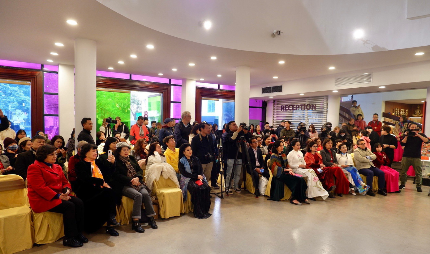 Lễ khai mạc triển lãm ảnh Mẹ yêu con của nhiếp ảnh gia Lê Bích tại Bảo tàng Phụ nữ Việt Nam diễn ra chiều 1/3 thu hút nhiều khán giả tới dự. Đây là hoạt động hướng tới kỷ niệm 114 năm ngày Quốc tế Phụ nữ (8/3/1910-8/3/2024) và 11 năm ngày Quốc tế Hạnh phúc (20/3/2013-20/3/2024).