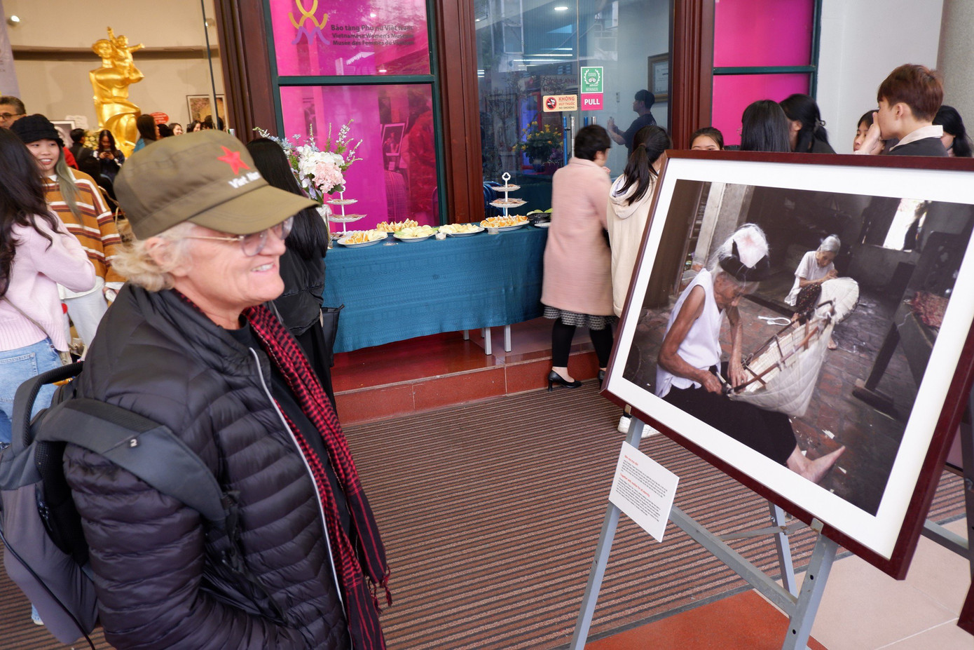 Các khán giả trong và ngoài nước thích thú thưởng lãm những bức ảnh về tình mẫu tử của nhiếp ảnh gia Lê Bích.