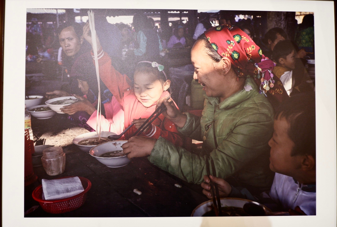 Bức ảnh Bữa sáng bên mẹ, chụp lại niềm vui của một bé gái được mẹ đưa đi ăn sáng tại chợ phiên Lũng Phìn (xã Lũng Phìn, huyện Mèo Vạc, tỉnh Hà Giang).