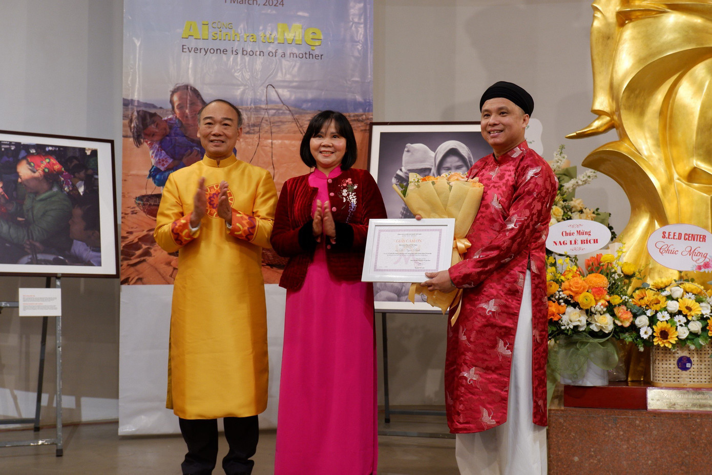 Khoảnh khắc nhiếp ảnh gia Lê Bích trao tặng bộ ảnh Mẹ yêu con cho Bảo tàng Phụ nữ Việt Nam.