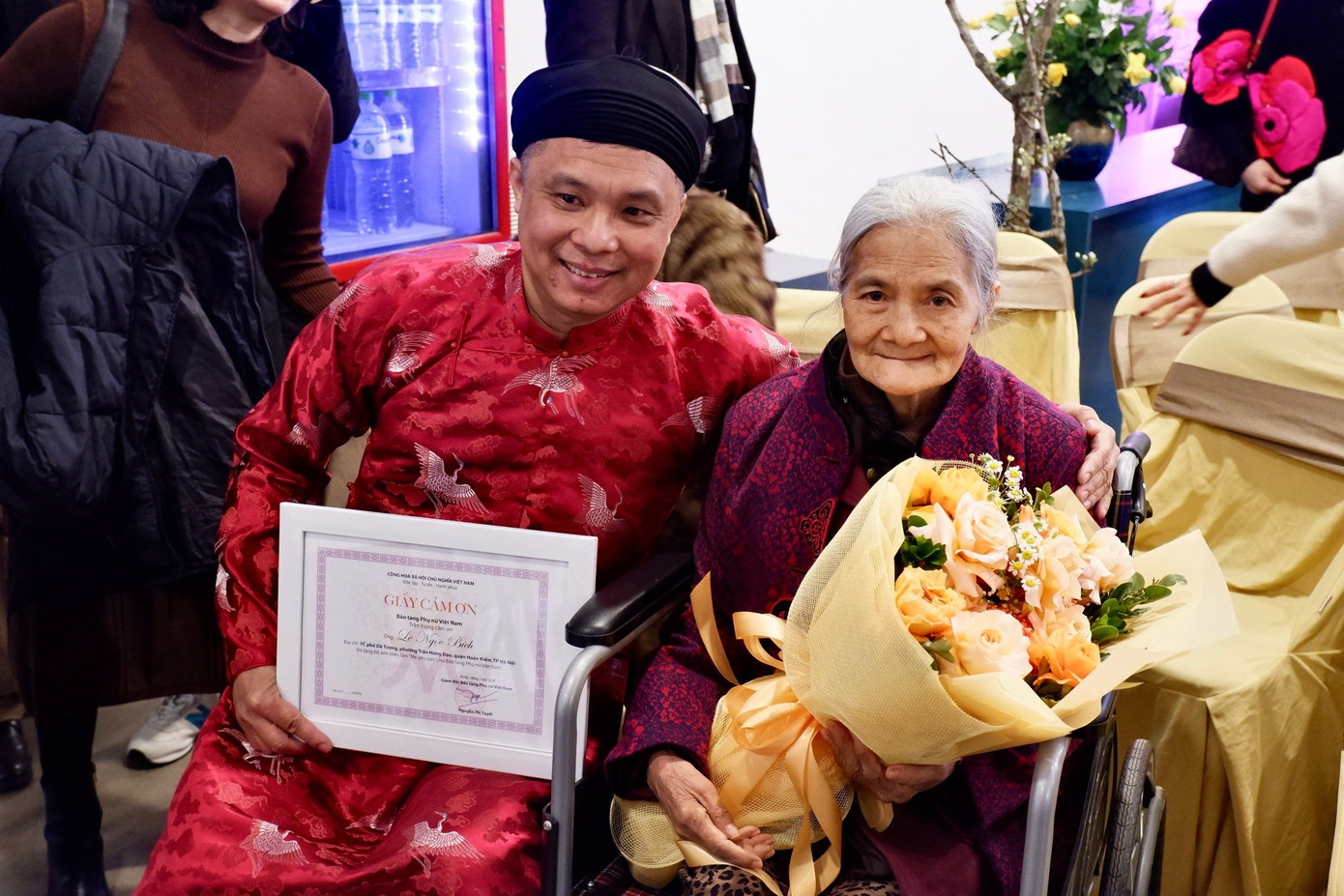 Nhiếp ảnh gia Lê Bích chụp hình lưu niệm cùng mẹ.