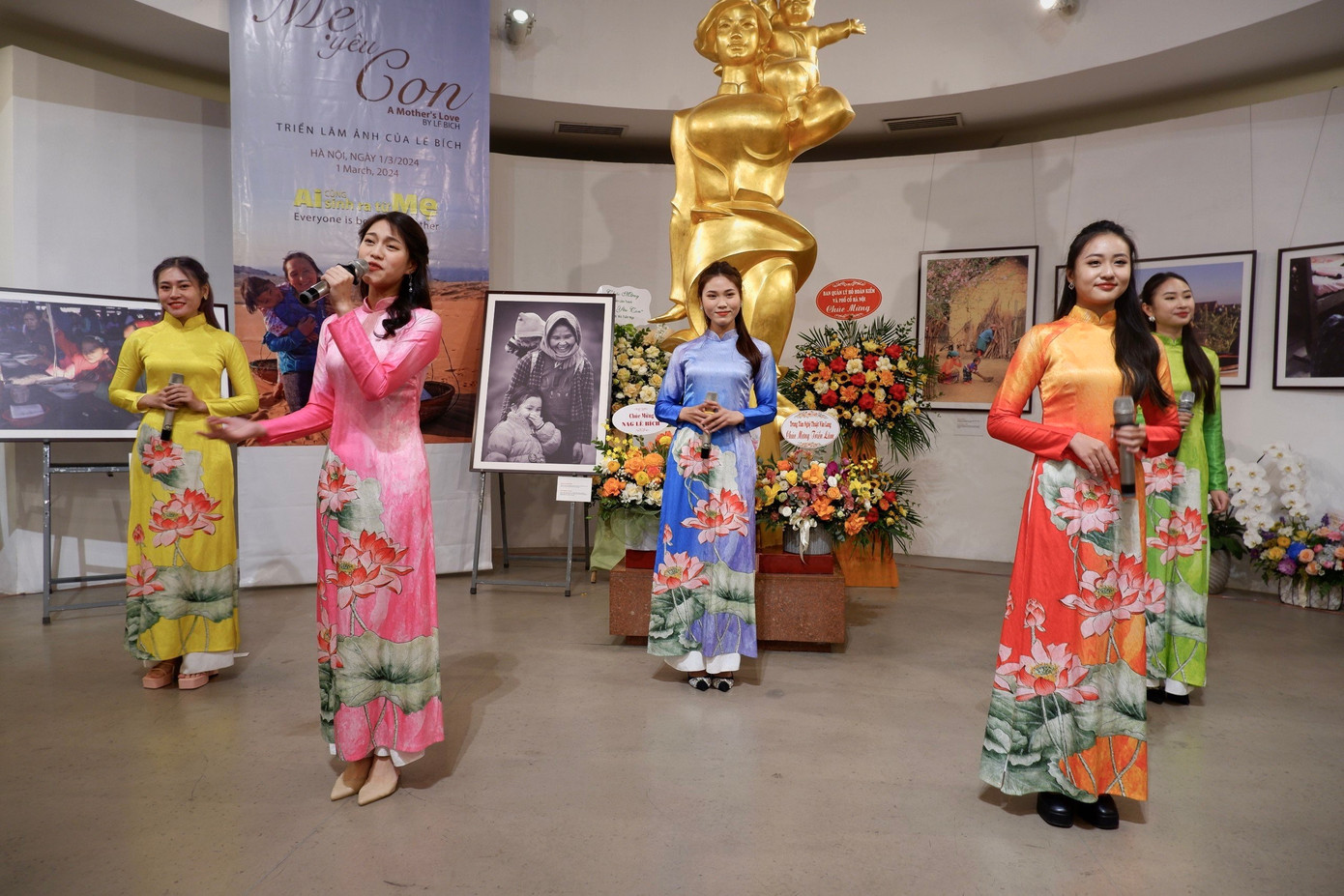 Tiếp sau tiết mục của nhạc sĩ, nhiếp ảnh gia Nguyễn Thắng là màn thể hiện ca khúc Những trái tim thơm tho.