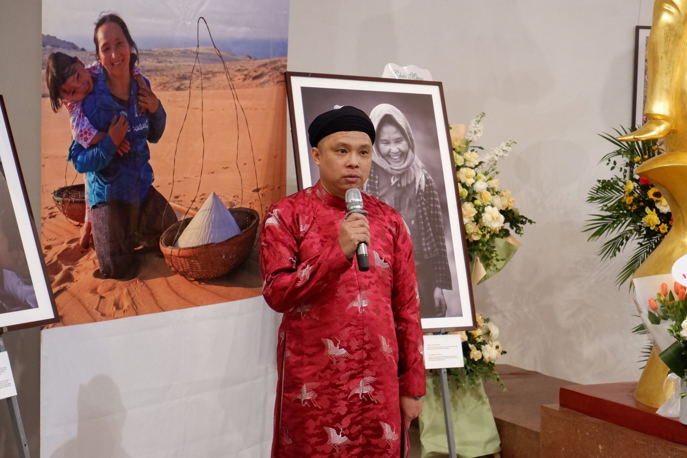 Nhiếp ảnh gia Lê Bích chia sẻ trong hành trình hơn 20 năm rong ruổi khắp mọi miền đất nước để gặp gỡ, trò chuyện và "bắt" lấy những khoảnh khắc xúc động của những người mẹ và người con, anh đã chắt lọc ra 30 bức ảnh tinh túy nhất để trưng bày tại triển lãm. Trong sáng tác của anh, dù là người Mông, người Thái, người Nùng hay người Kinh, thì tình cảm giữa mẹ và con lúc nào cũng tự nhiên, chân thành và cao cả. "Trong quá trình thực hiện bộ ảnh, tôi cảm nhận rất rõ sợi dây kết nối giữa người mẹ và người con. Khi con vui thì mẹ cũng mừng lây. Còn nếu con đau một, thì mẹ đau mười. Họ tuy hai mà một, không thể tách rời nhau", nhiếp ảnh gia Lê Bích nói.