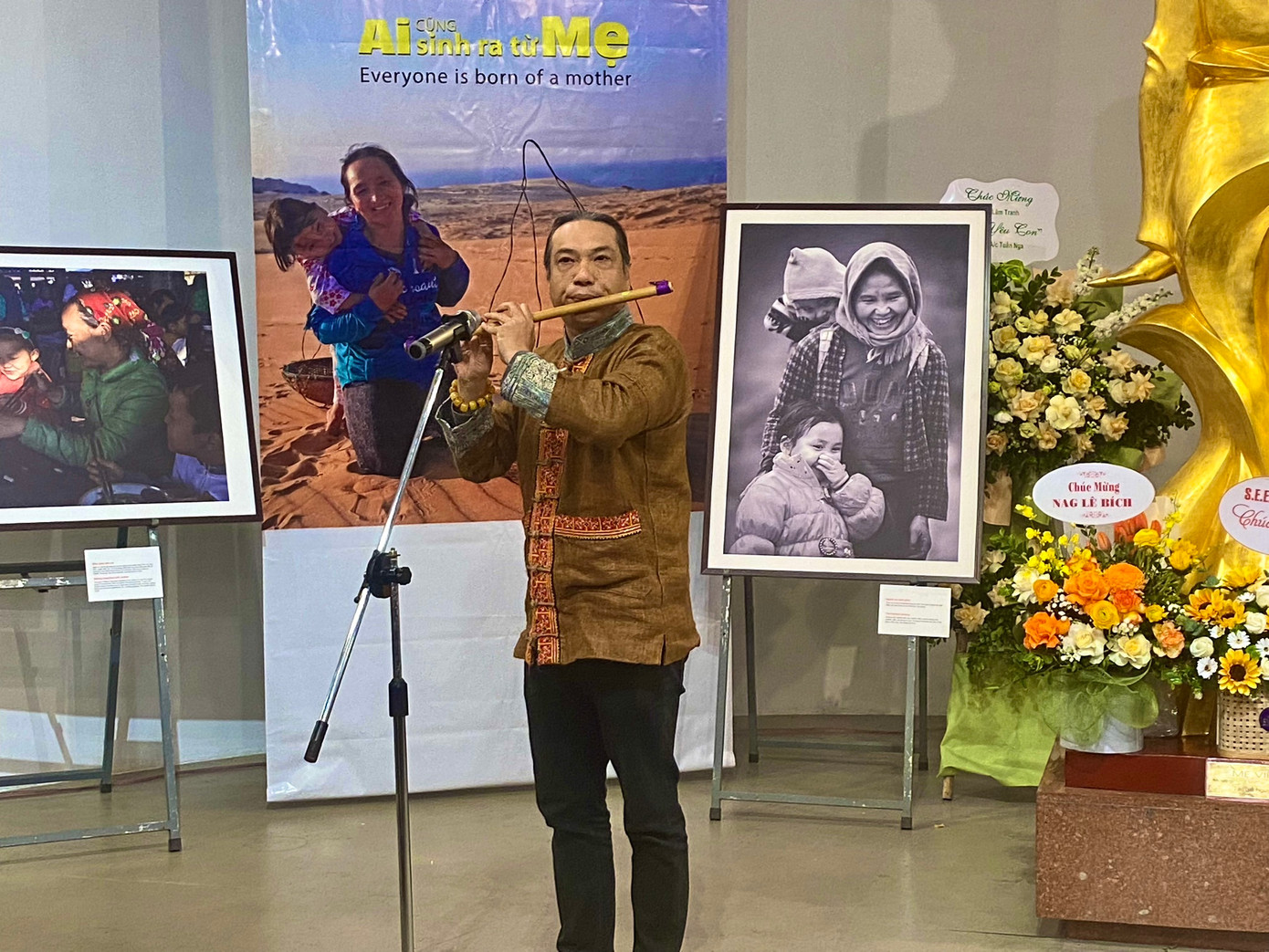 Nhạc sĩ, nhiếp ảnh gia Nguyễn Thắng mở đầu buổi lễ với ca khúc Mẹ yêu con được thể hiện bằng sáo trúc.