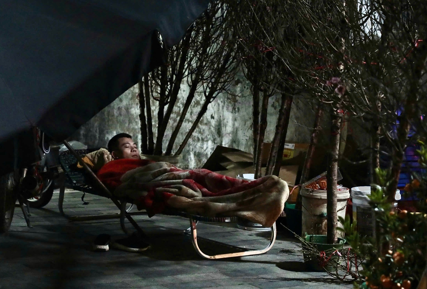 Có người chỉ cần một chiếc giường, chăn, gối và một chiếc ô chắn gió.