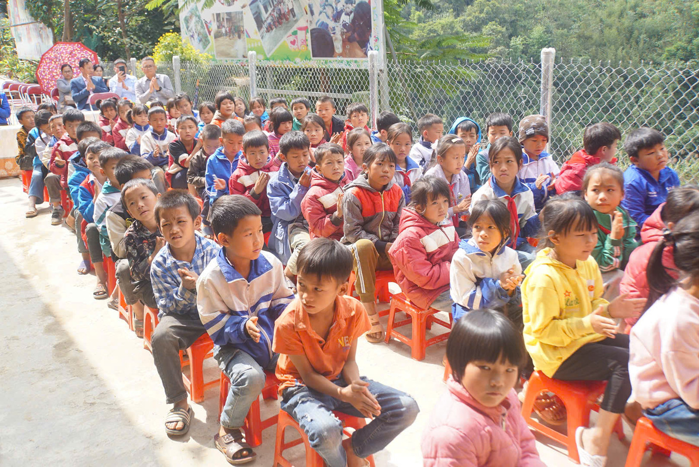 Các em học sinh Trường Tiểu học xã Ca Thành (Nguyên Bình, Lào Cai) tham dự chương trình.