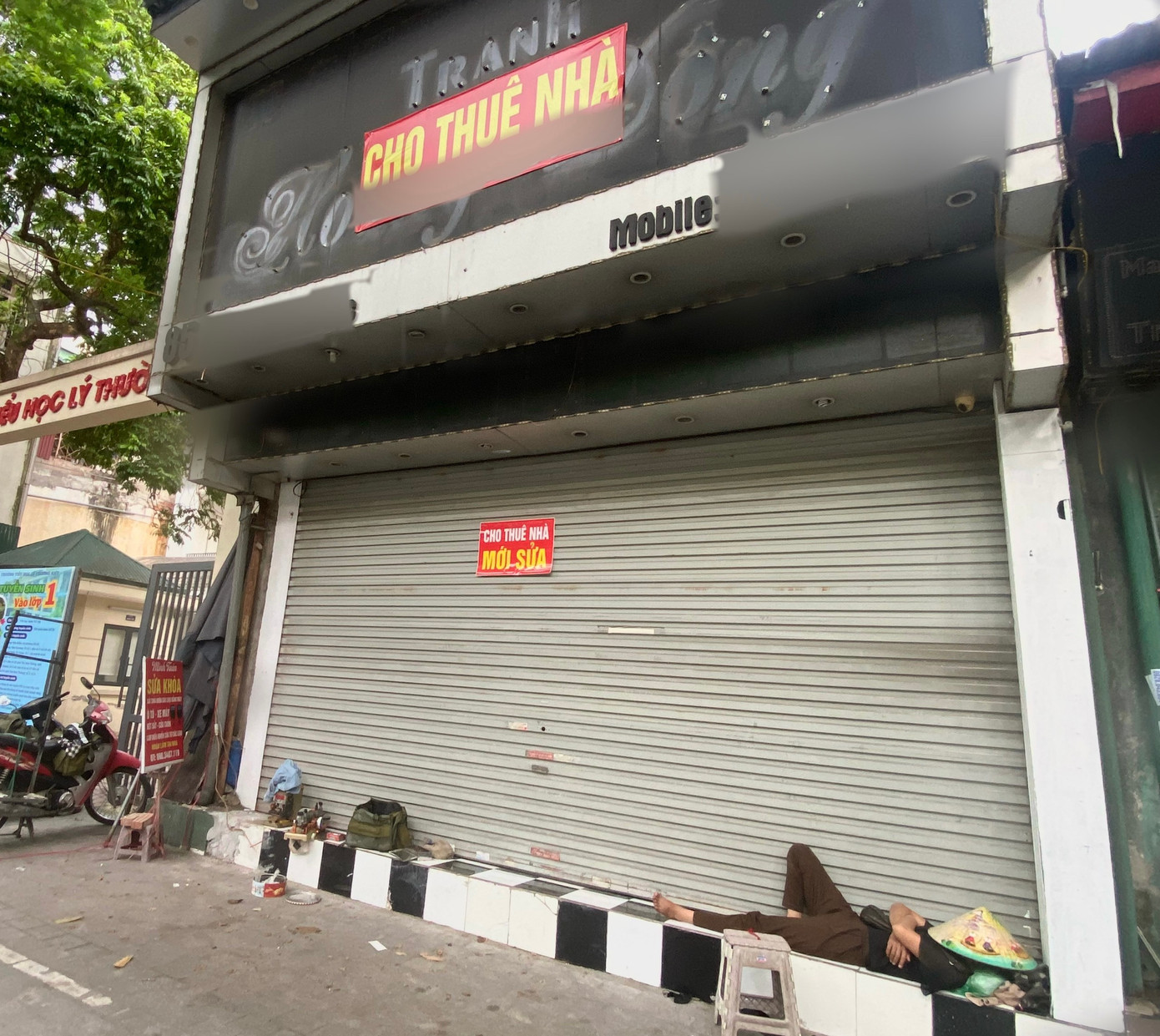 Mặt bằng kinh doanh tại phố Nguyễn Thái Học (đoạn thuộc quận Hoàn Kiếm) đang bỏ trống. Trước kia, mặt bằng này được thuê bởi một cửa hàng bán tranh khung gỗ treo tường lớn.