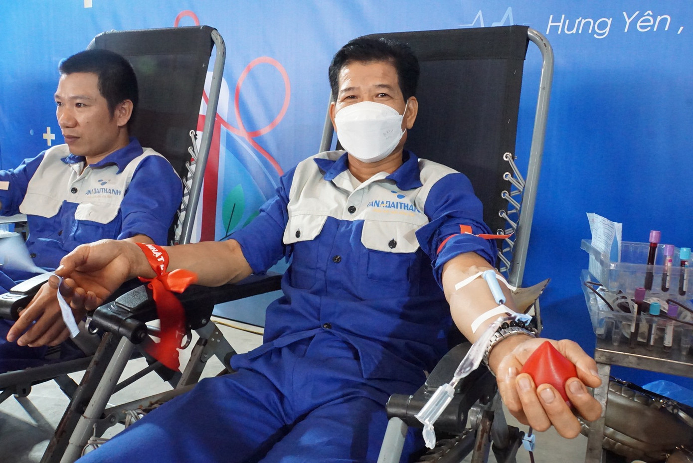 Lần đầu đi hiến máu, ông Phan Văn Trịnh (51 tuổi) cho biết, tuy có chút hồi hộp ban đầu nhưng về sau ông vẫn cảm thấy vui vì đang làm một việc có ích cho cộng đồng.