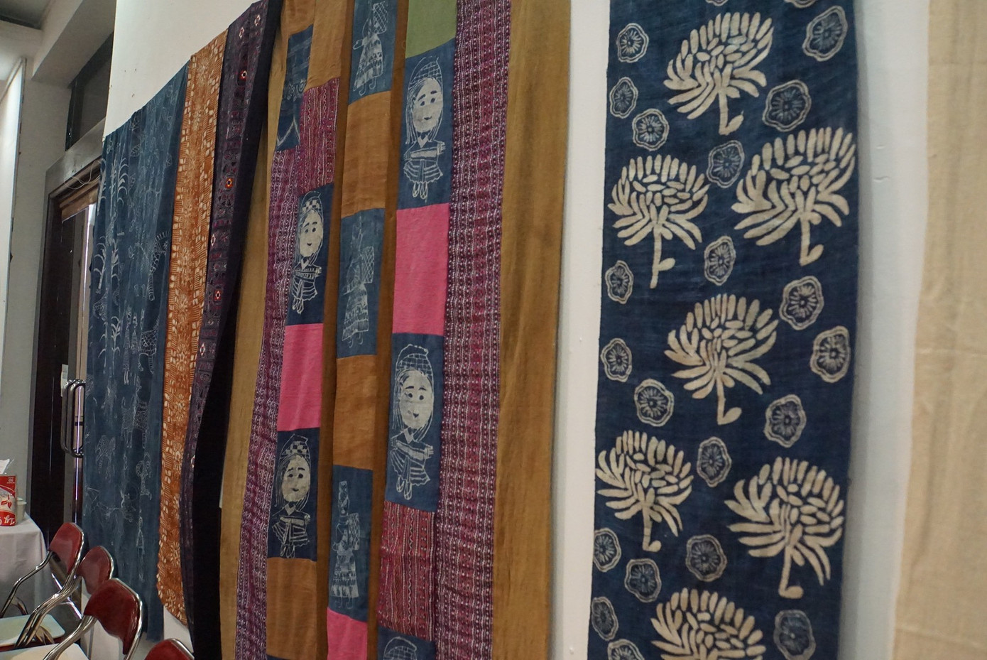 Các tấm vải thành phẩm sau khi đã được vẽ sáp ong và nhuộm chàm, đang được trưng bày tại sự kiện.
