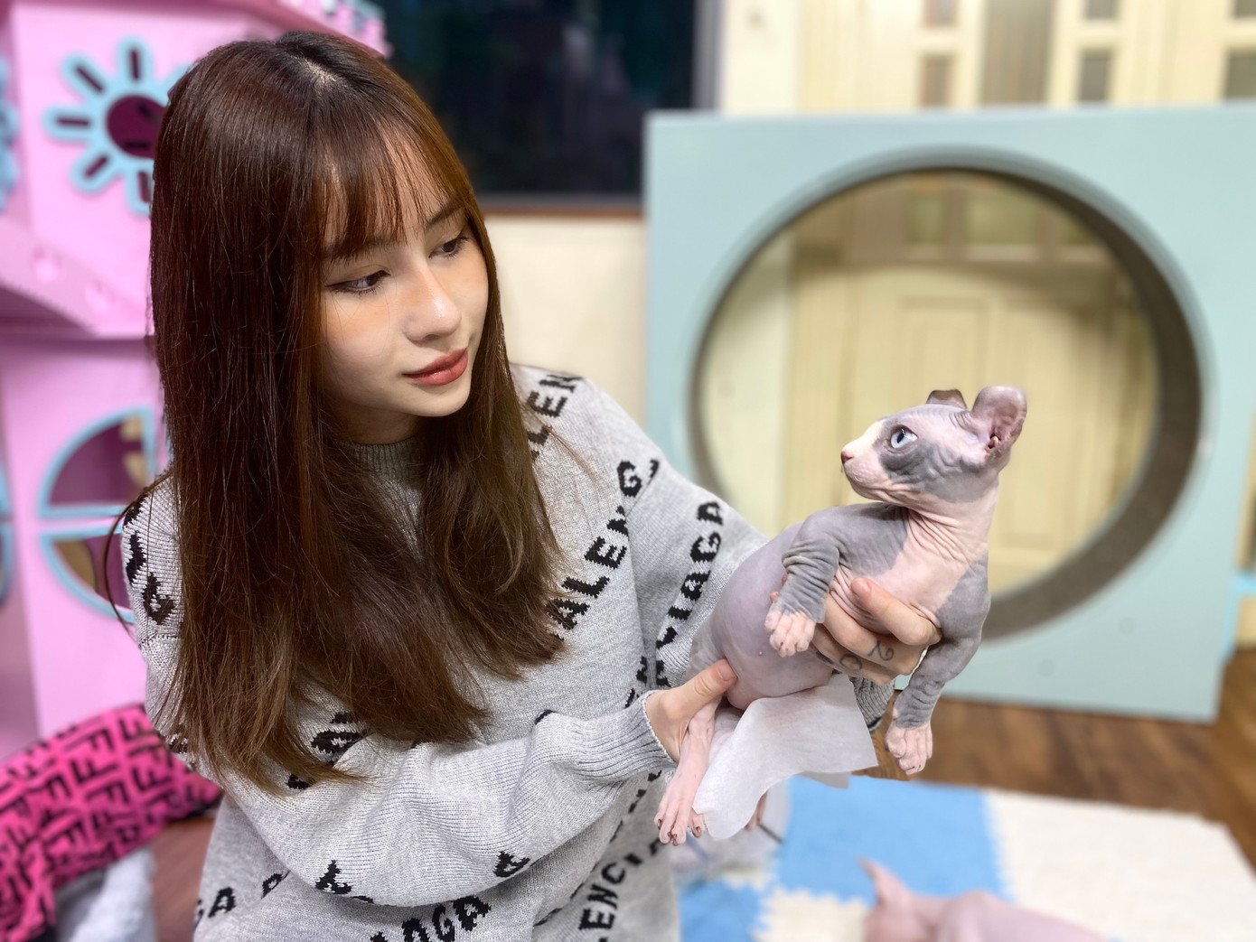 Việc tắm rửa cho mèo không lông khá đơn giản và không mất nhiều thời gian. Vào mùa lạnh, hàng ngày chỉ cần lấy một tấm khăn ướt lau người cho chúng là đủ. Việc tắm rửa cho mèo không lông khá đơn giản và không mất nhiều thời gian. Vào mùa lạnh, hàng ngày chỉ cần lấy một tấm khăn ướt lau người cho chúng là đủ.