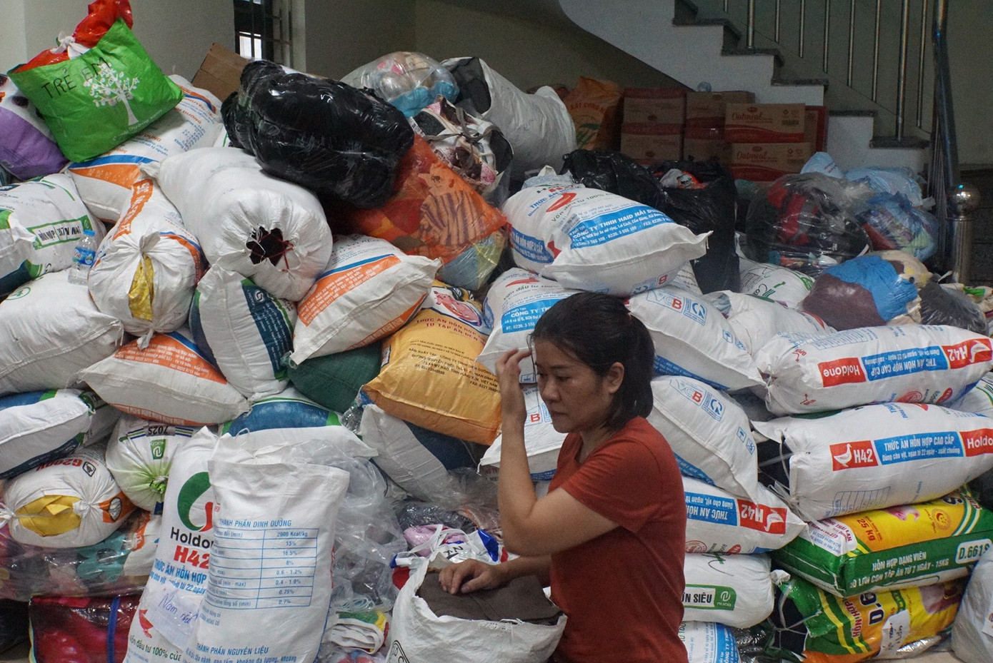 Các loại thực phẩm như gạo, bánh mì, mì tôm,... được gửi về cũng rất nhiều.