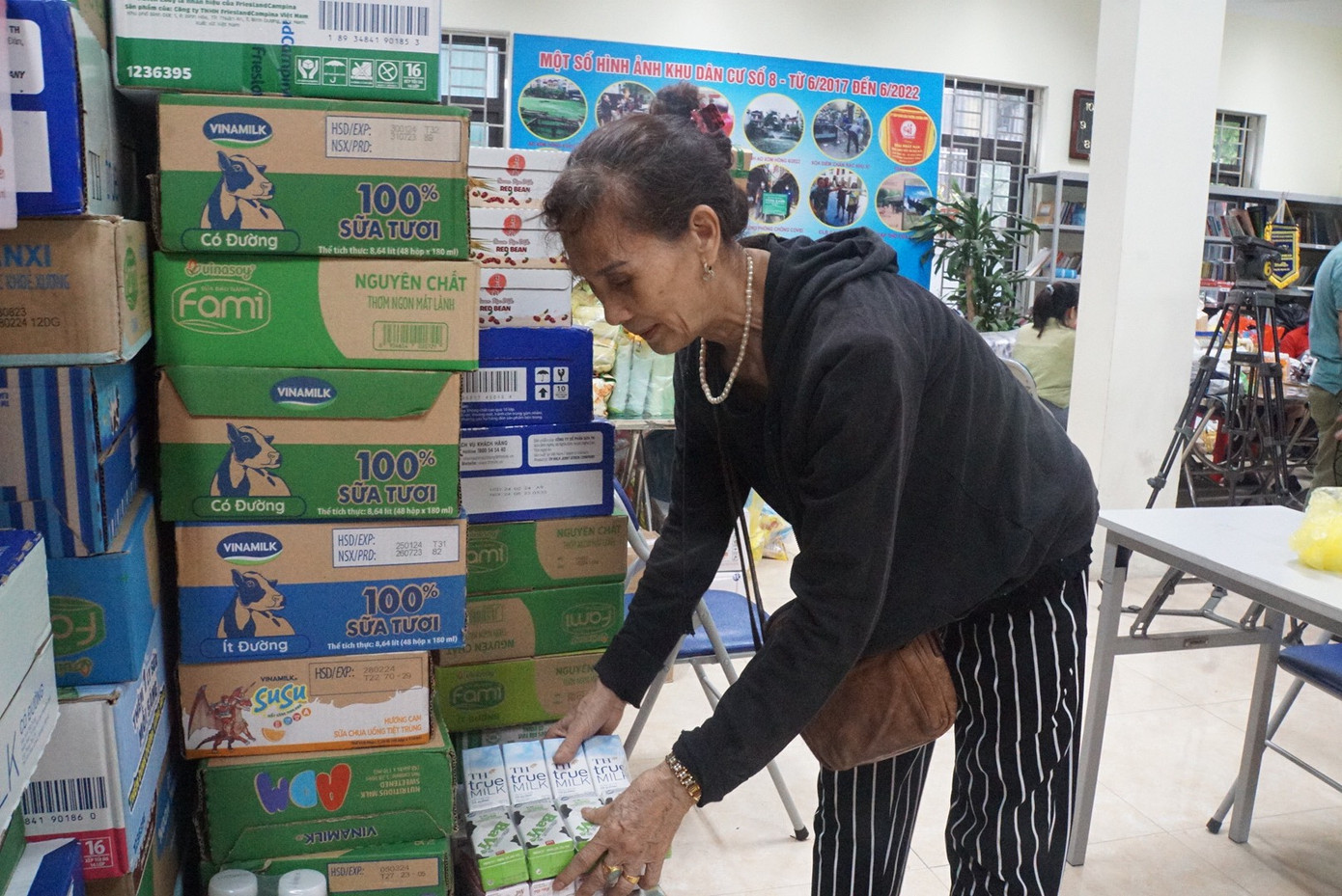 “Thấy chúng tôi làm việc liên tục, không kịp ăn uống, những hàng quán xung quanh lại nấu cơm miễn phí cho mọi người ăn. Thật sự rất ấm lòng", bà Vì, người dân sống tại tổ dân phố số 8 phố Khương Hạ cho biết.