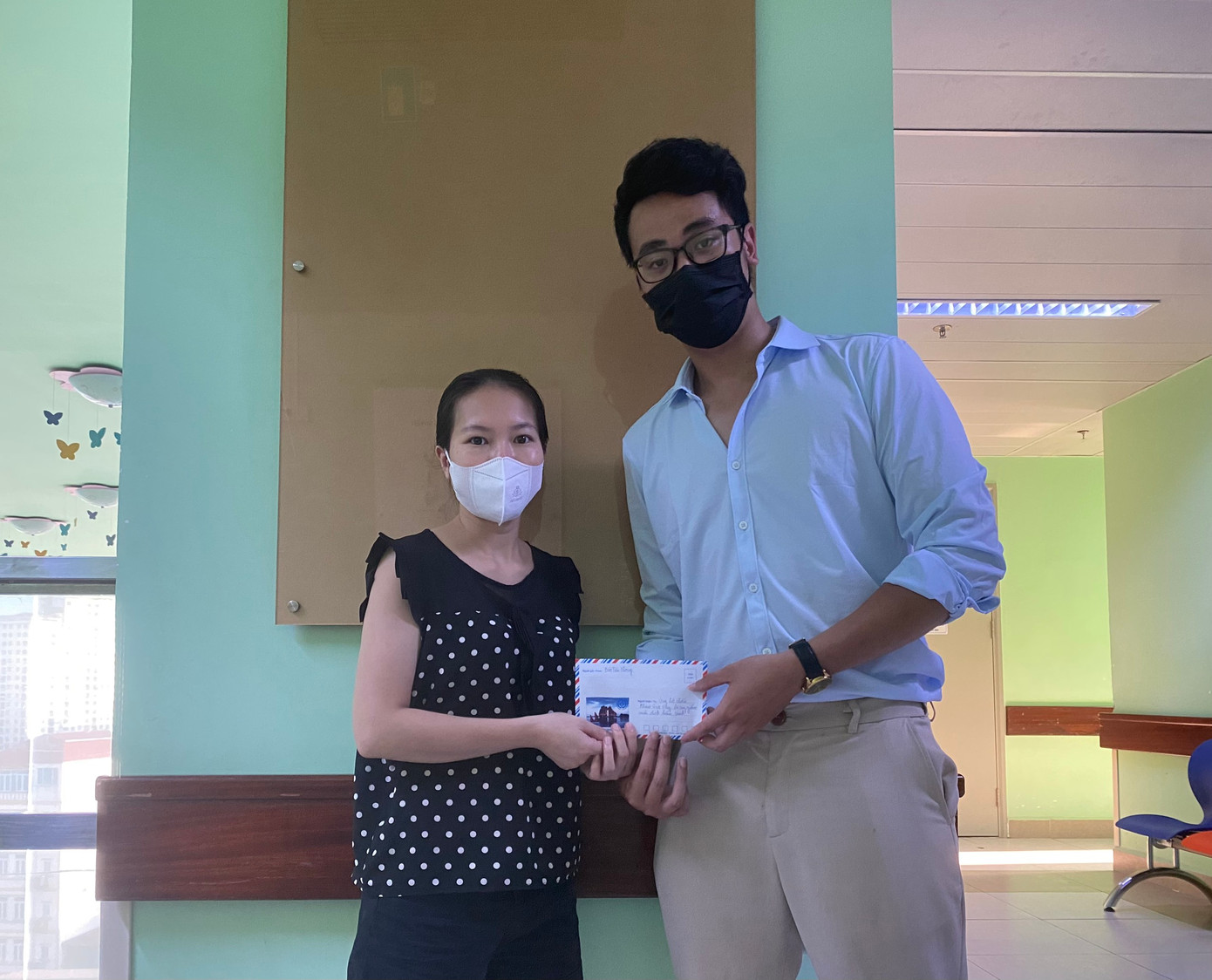 Phóng viên báo Tiền Phong gửi tặng chị Lê Thanh Lam - mẹ bé Phạm Gia Huy số tiền do bạn đọc ủng hộ. Phóng viên báo Tiền Phong gửi tặng chị Lê Thanh Lam - mẹ bé Phạm Gia Huy số tiền do bạn đọc ủng hộ.