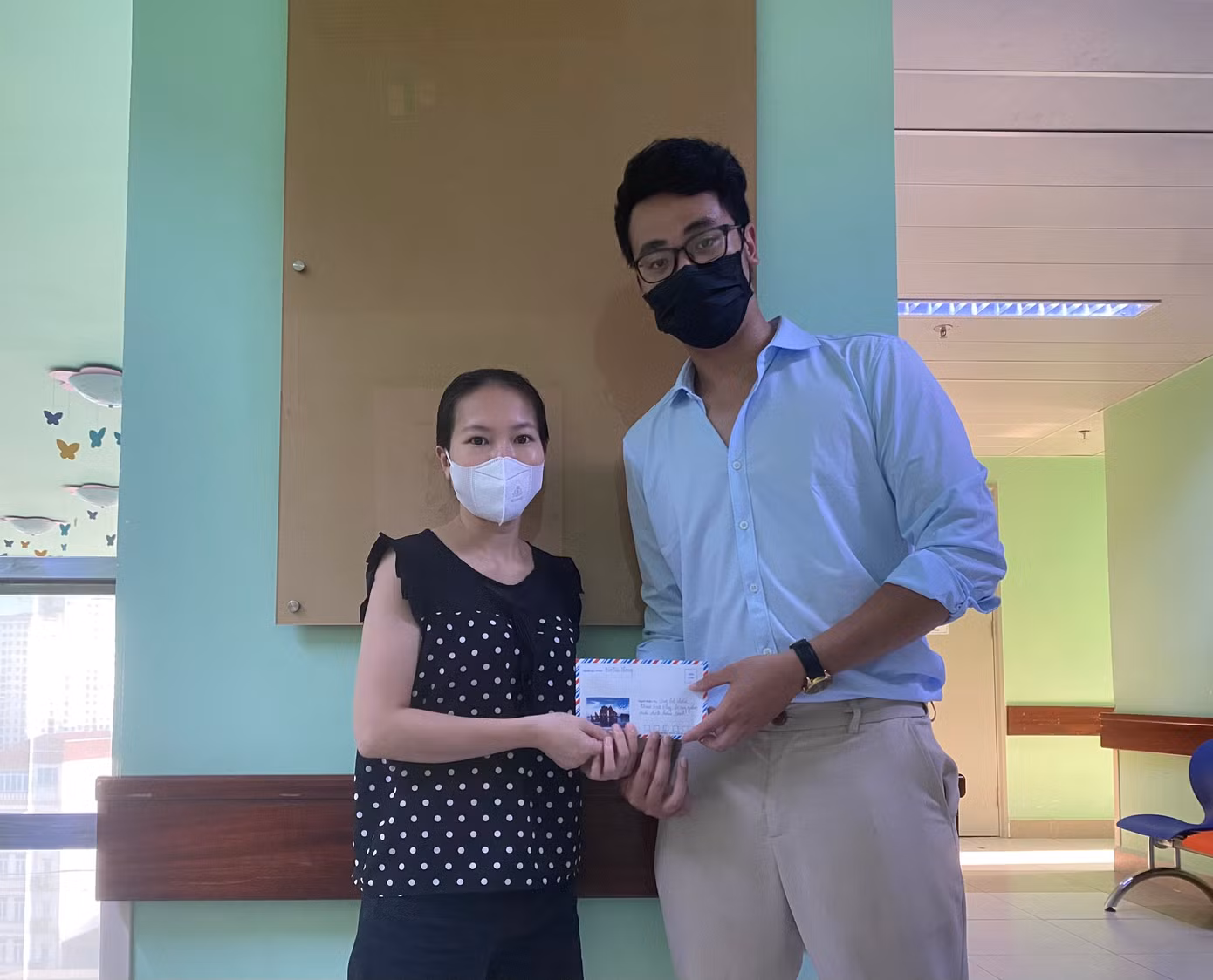 Phóng viên báo Tiền Phong gửi tặng chị Lê Thanh Lam - mẹ bé Phạm Gia Huy số tiền do bạn đọc ủng hộ.