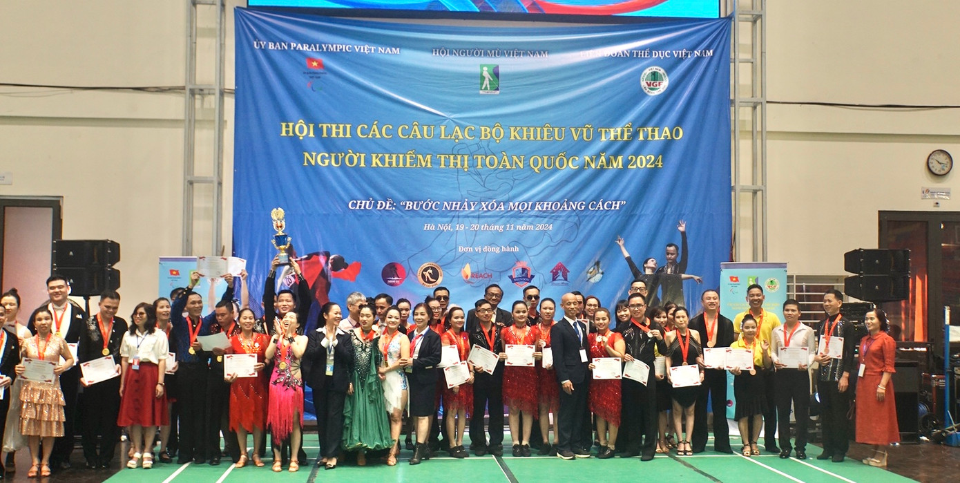 Các VĐV chụp ảnh lưu niệm cùng ban tổ chức. Các VĐV chụp ảnh lưu niệm cùng ban tổ chức.