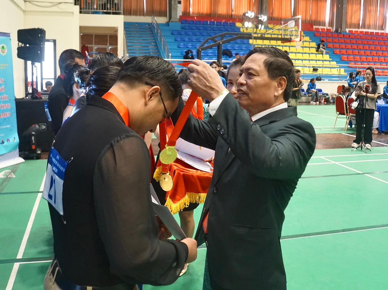 Ban tổ chức trao huy chương và phần thưởng cho những cá nhân, tập thể đoạt giải. Ban tổ chức trao huy chương và phần thưởng cho những cá nhân, tập thể đoạt giải.