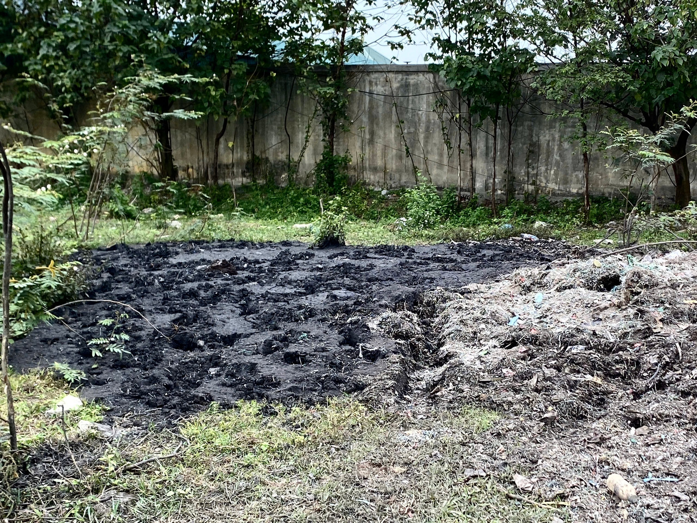 Chất thải rắn màu đen nghi là tro, xỉ thải từ quá trình tái chế chì bên cạnh nằm bên cạnh CTCP Gia Hưng Hưng Yên.