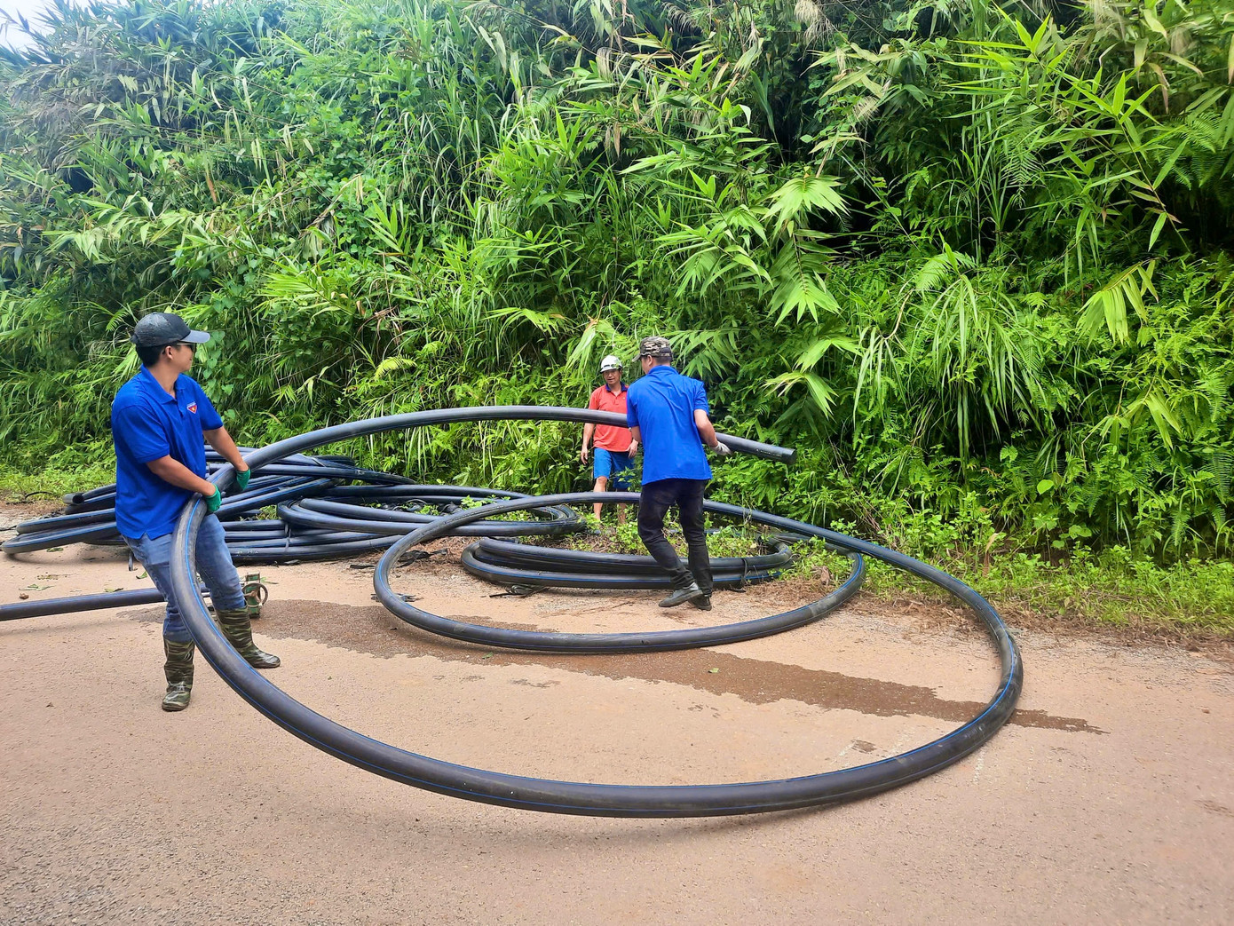 Bất chấp thời tiết nắng gắt, các đoàn viên, thanh niên của xã Phúc Khánh và CTCP Cấp nước tỉnh Lào Cai vẫn miệt mài kéo nước về cho bà con.