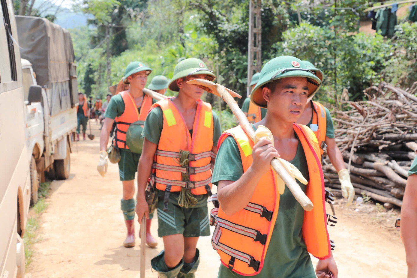 Lực lượng tìm kiếm cứu nạn gồm các chiến sĩ thuộc Sư đoàn 316 (thuộc Quân khu 2) đang hành quân vào thôn Làng Nủ để tìm kiếm những nạn nhân còn mất tích.
