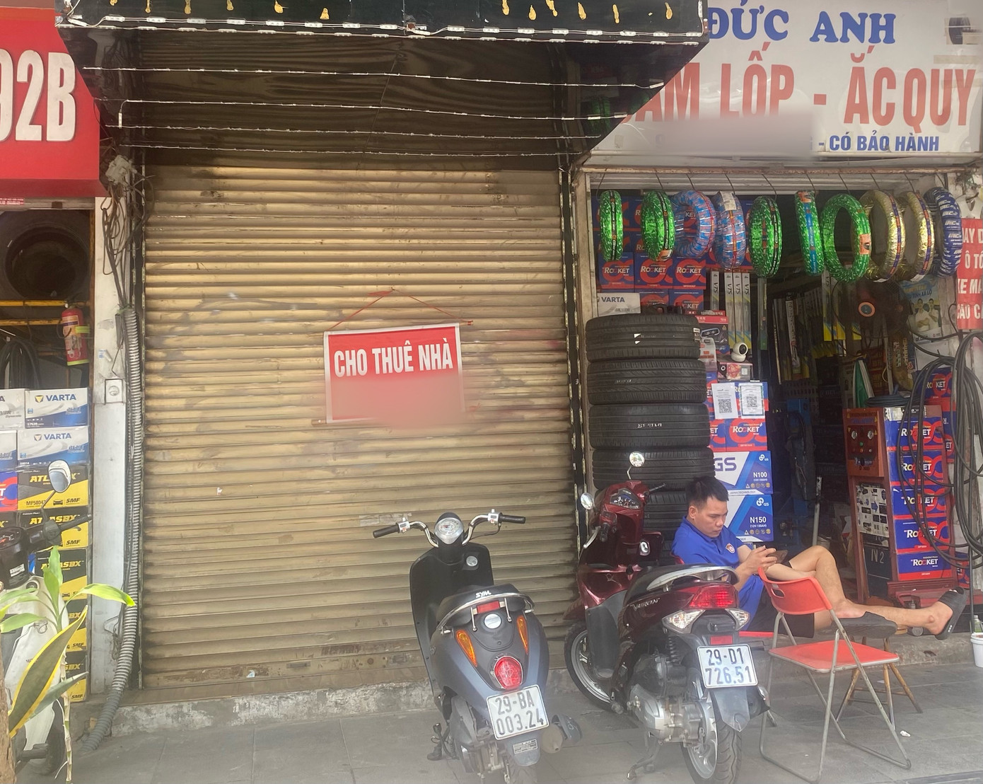 Tình trạng tương tự diễn ra ở phố Hai Bà Trưng (thuộc quận Hai Bà Trưng).