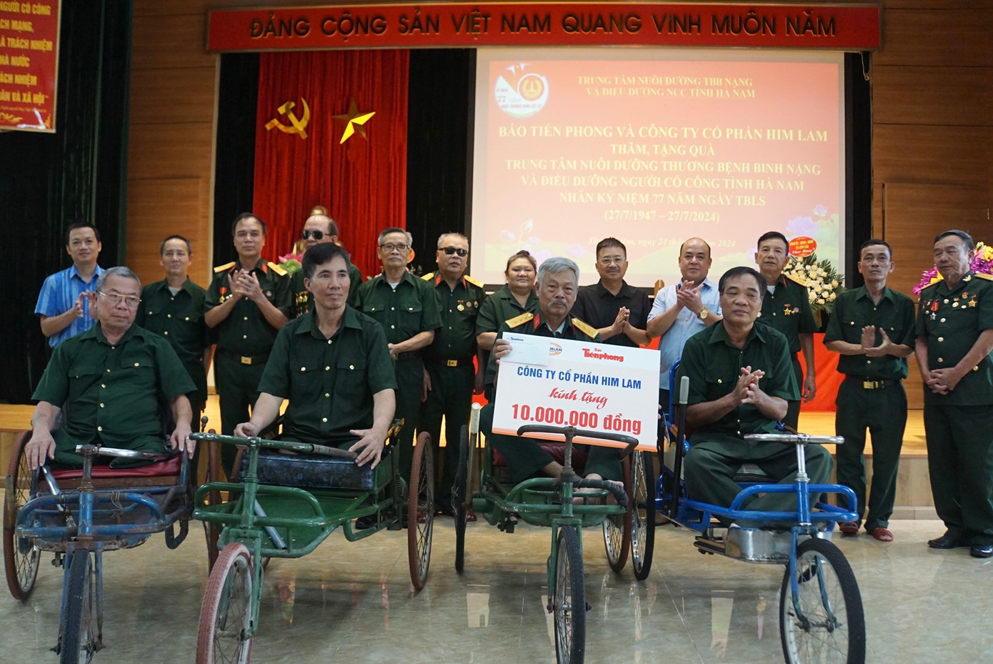 Đồng chí Vũ Tiến thay mặt báo Tiền Phong và CTCP Him Lam trao tặng phần quà do CTCP Him Lam tài trợ cho trung tâm.