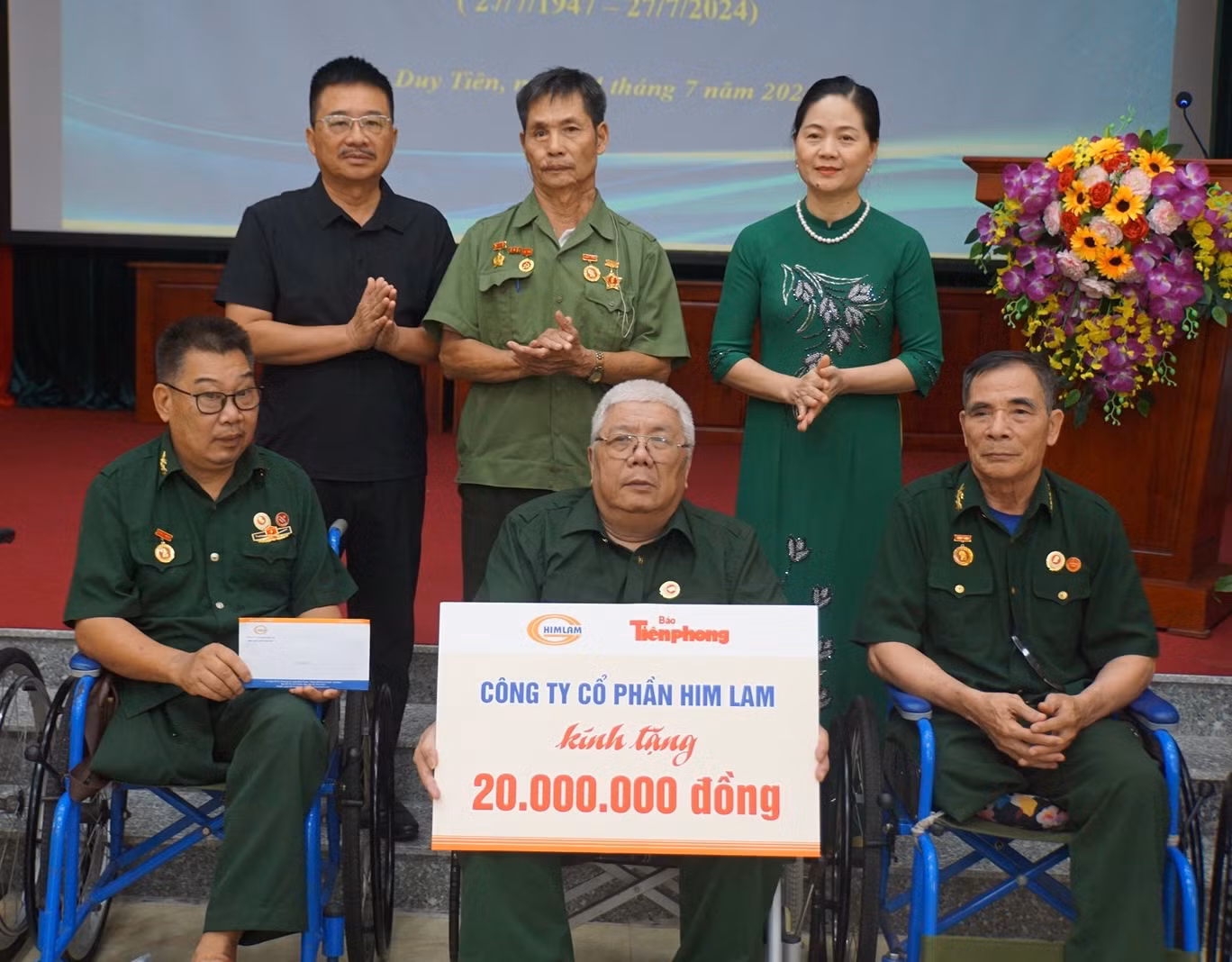 Hình ảnh trao quà tặng tại Trung tâm Điều dưỡng thương binh Duy Tiên, Hà Nam
