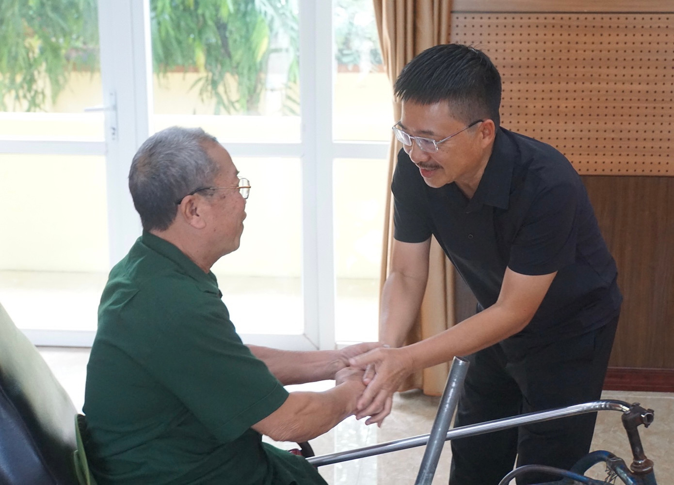 Đồng chí Vũ Tiến trò chuyện, thăm hỏi các thương binh