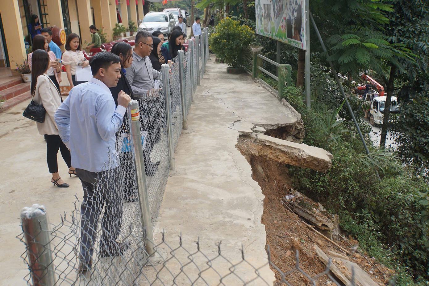 Vị trí bị sạt lở tại Trường Tiểu học xã Ca Thành.