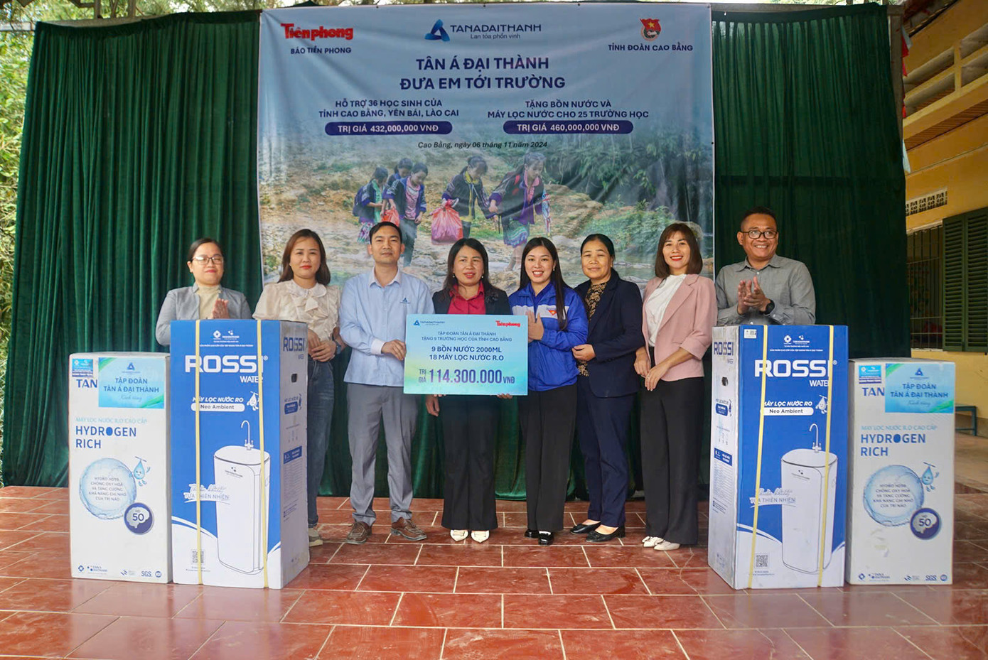 Đoàn thiện nguyện trao 9 bồn nước và 18 máy lọc nước với tổng trị giá 114.300.000 đồng do Tập đoàn Tân Á Đại Thành tài trợ cho 9 trường học bị thiệt hại sau bão Yagi tại các huyện Nguyên Bình, Bảo Lạc và Bảo Lâm (thuộc tỉnh Cao Bằng). Trong chương trình hôm nay, đoàn thiện nguyện cũng thay mặt thương hiệu Cỏ Cây Hoa Lá trao tặng các sản phẩm dầu gội, dầu xả, sữa tắm và dung dịch vệ sinh.