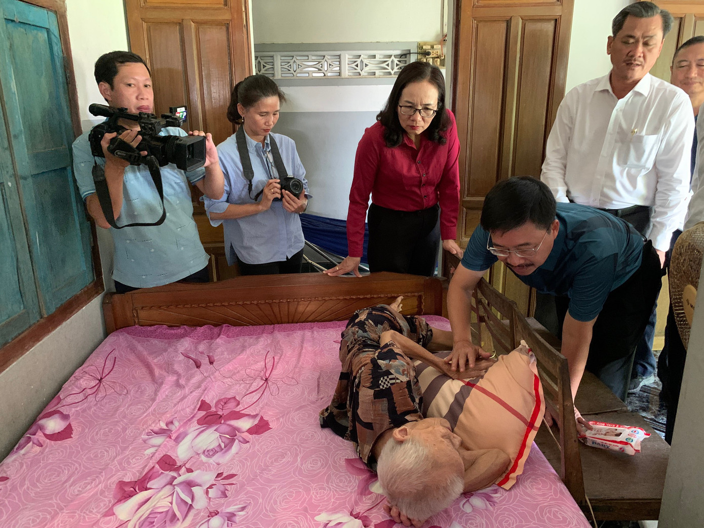 Đoàn công tác báo Tiền Phong thăm hỏi, tặng quà mẹ Việt Nam anh hùng Đinh Thị Nhẫn.