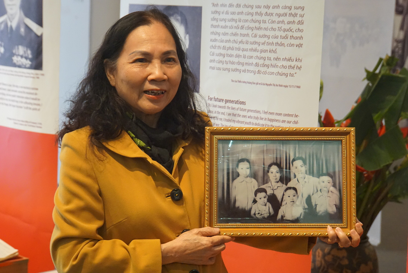 Bà Trần Thị Lý Nhân (hiện sống tại Hà Nội) cầm trên tay bức ảnh chụp gia đình ông Trần Trọng Hoán và bà Phan Thị Miên cùng bốn người con trước khi ông Hoán vào chiến trường miền Nam năm 1964. Bà Nhân là một trong bốn người con đó, đứng ngoài cùng bên trái trong bức ảnh.