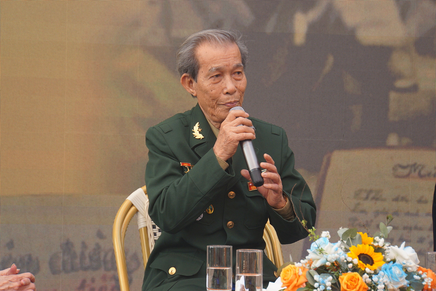 Ông Nguyễn Tiến Lịch kể lại khoảnh khắc ông thổi bài "Vì nhân dân quên mình" bằng kèn harmonica để động viên tinh thần cho đồng đội.