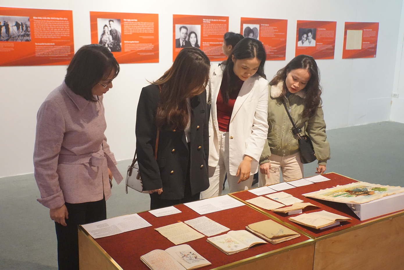 Khách tham quan bên cạnh các kỷ vật được trưng bày tại triển lãm "Ký ức và niềm tin".