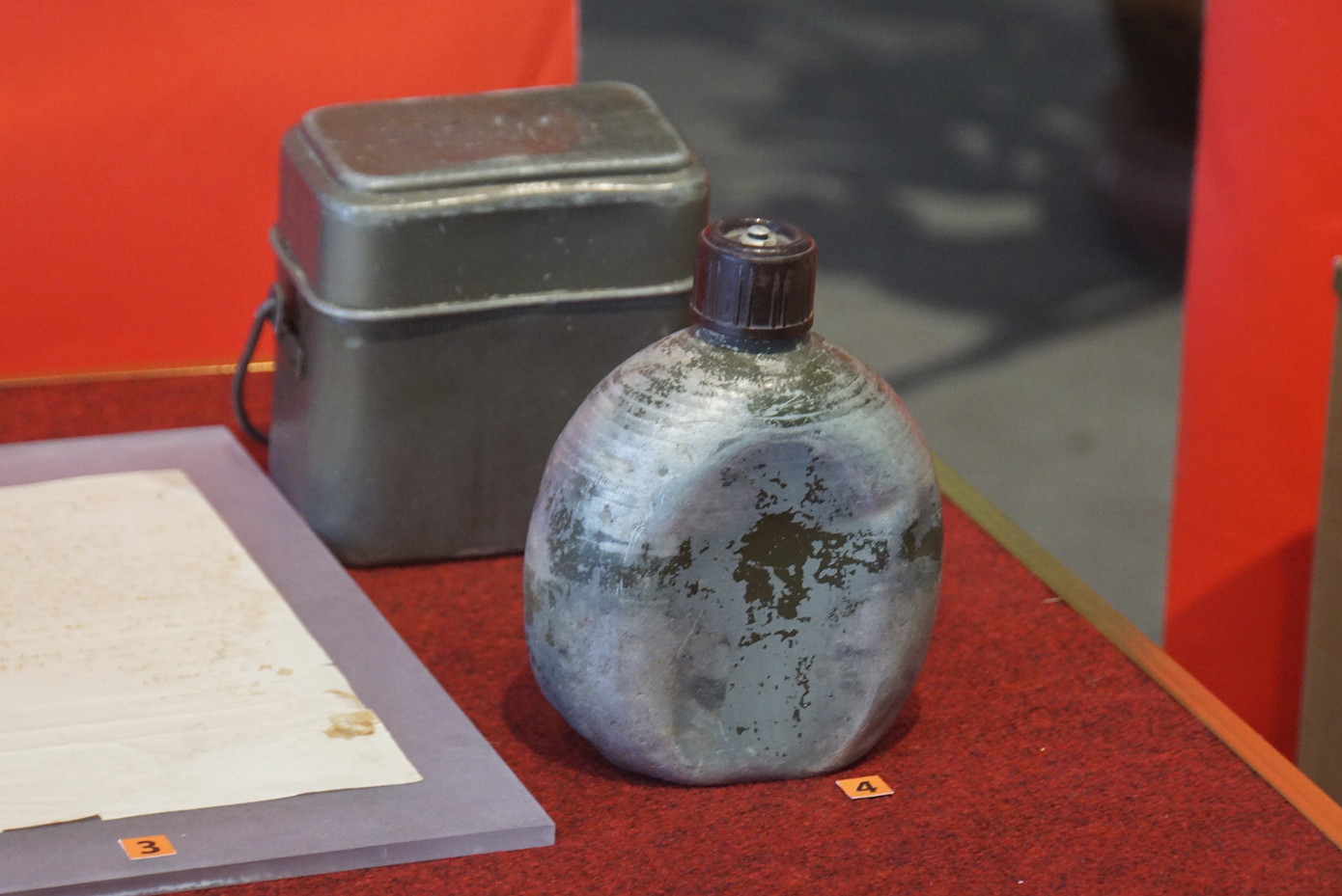 Một số kỷ vật chiến tranh được trưng bày tại triển lãm "Ký ức và niềm tin".