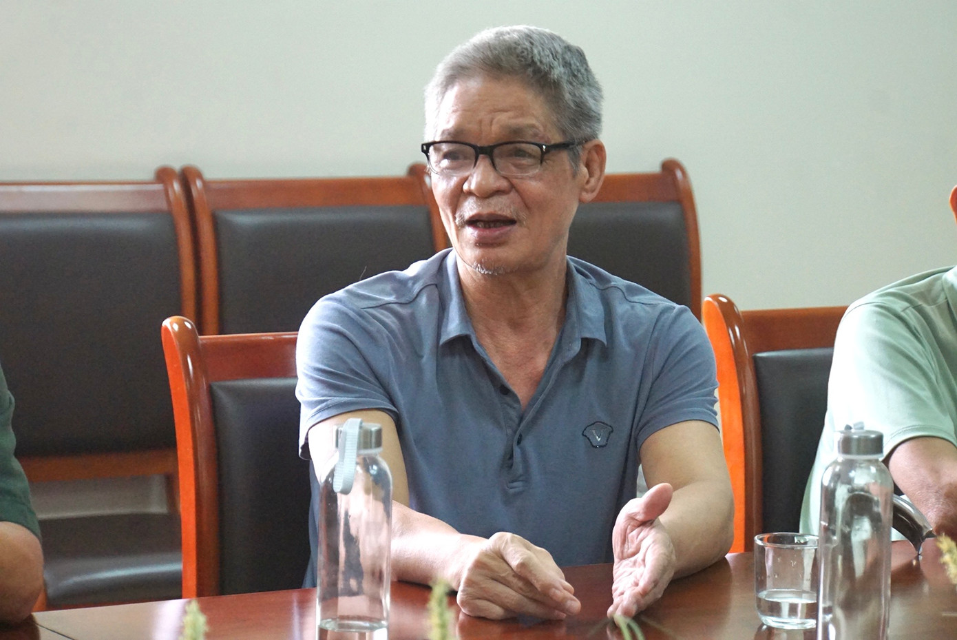 Các thương binh nặng tại Trung tâm điều dưỡng Người có công tỉnh Bắc Giang vui vẻ trò chuyện, chia sẻ cùng nhà báo Lê Minh Toản.