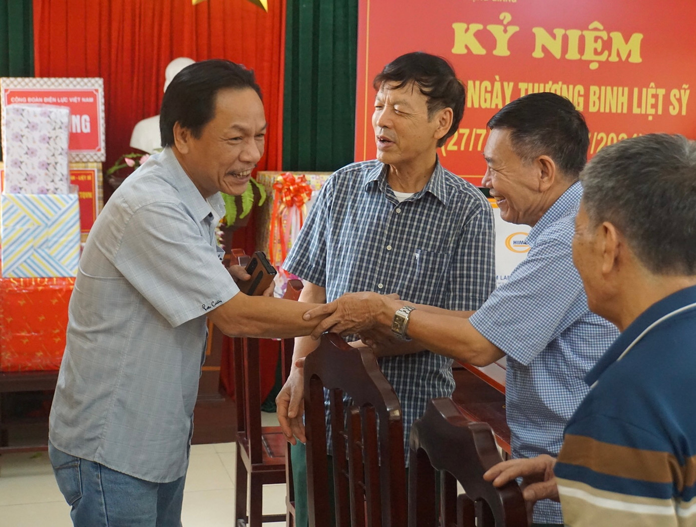 Nhà báo Lê Minh Toản thăm hỏi sức khoẻ các thương binh nặng đang điều trị tại Trung tâm điều dưỡng Thương binh Lạng Giang.