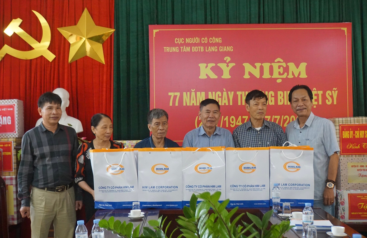 Nhà báo Lê Minh Toản trao tặng 35 suất quà do CTCP Him Lam tài trợ cho 35 thương binh tại trung tâm Điều dưỡng thương binh Lạng Giang; mỗi suất quà gồm 500 nghìn đồng tiền mặt và 500 nghìn đồng tiền quà (gồm gạo và một số nhu yếu phẩm) và các ấn phẩm đặc biệt của báo Tiền Phong.