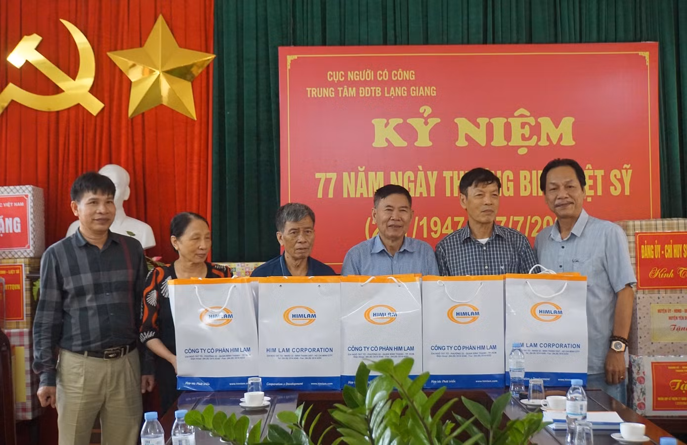 Nhà báo Lê Minh Toản trao tặng 35 suất quà do CTCP Him Lam tài trợ cho 35 thương binh tại trung tâm Điều dưỡng thương binh Lạng Giang; mỗi suất quà gồm 500 nghìn đồng tiền mặt và 500 nghìn đồng tiền quà (gồm gạo và một số nhu yếu phẩm) và các ấn phẩm đặc biệt của báo Tiền Phong.