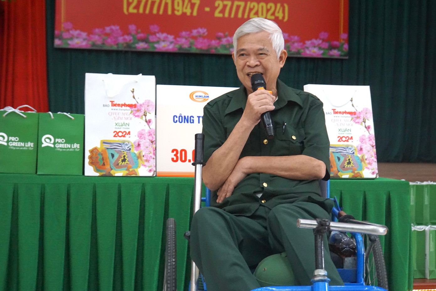 Ông Đinh Văn Bách, thương binh nặng đang điều trị tại Trung tâm điều dưỡng thương binh Thuận Thành thay mặt toàn bộ thương binh gửi lời cảm ơn tới CTCP Him Lam và báo Tiền Phong.