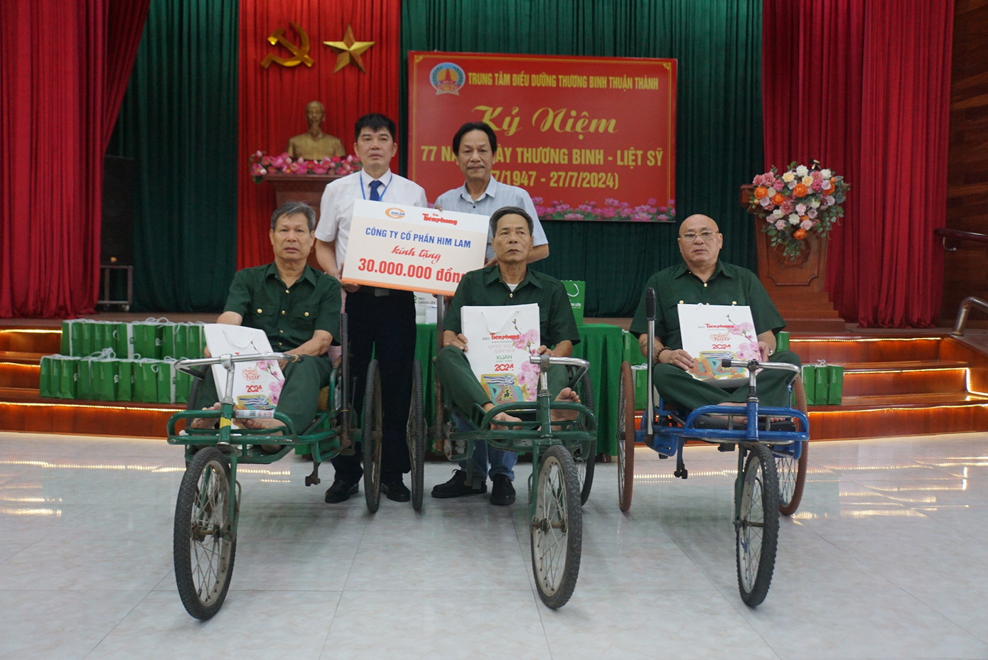 Nhà báo Lê Minh Toản trao tặng các phần quà bằng tiền mặt trị giá 30 triệu đồng do CTCP Him Lam tài trợ và các ấn phẩm đặc biệt của báo Tiền Phong đến Trung tâm điều dưỡng thương binh Thuận Thành.