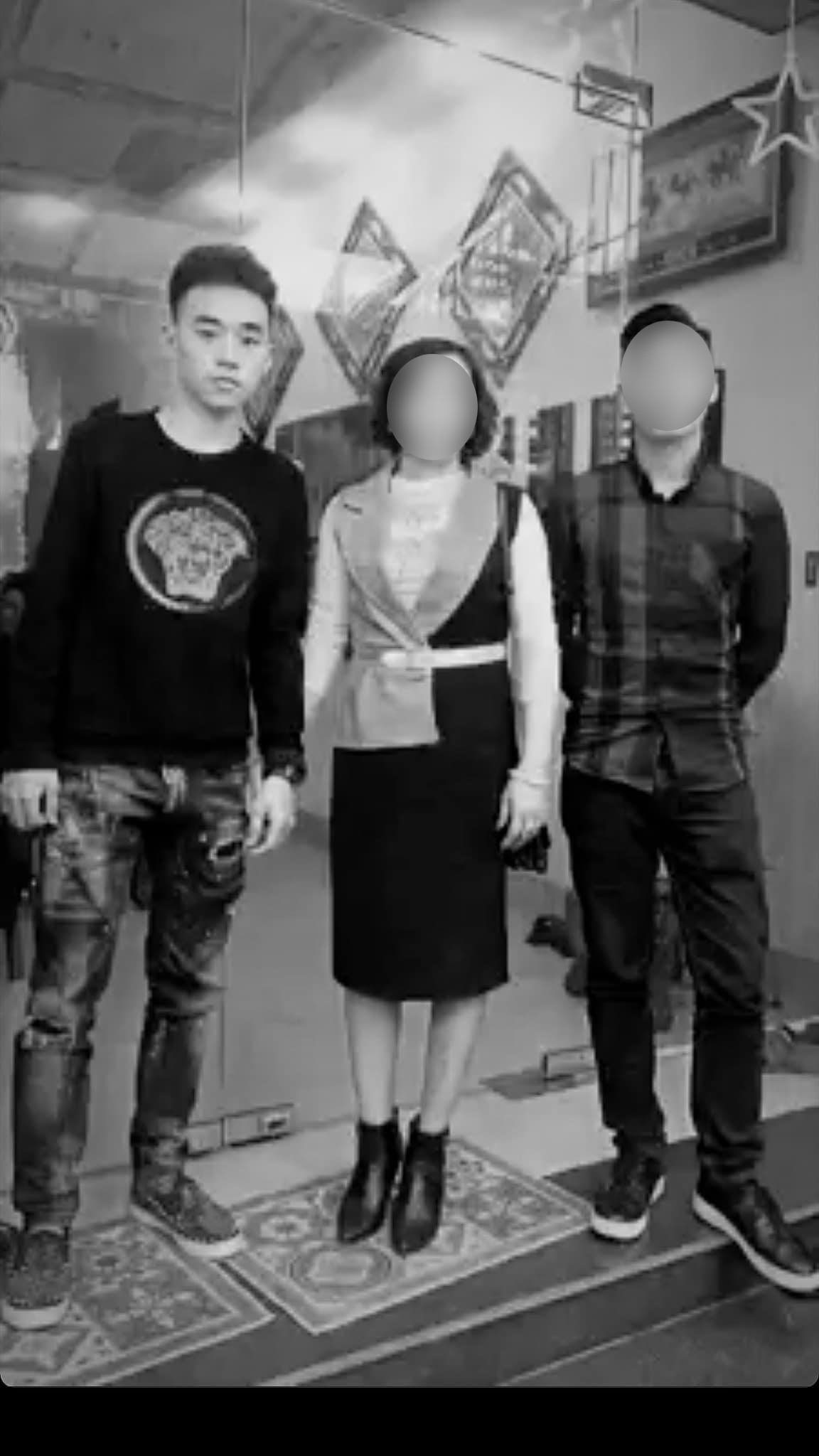 Ngô Văn Hoà (ngoài cùng bên trái) chụp ảnh lưu niệm cùng mẹ và anh trai. Ngô Văn Hoà (ngoài cùng bên trái) chụp ảnh lưu niệm cùng mẹ và anh trai.