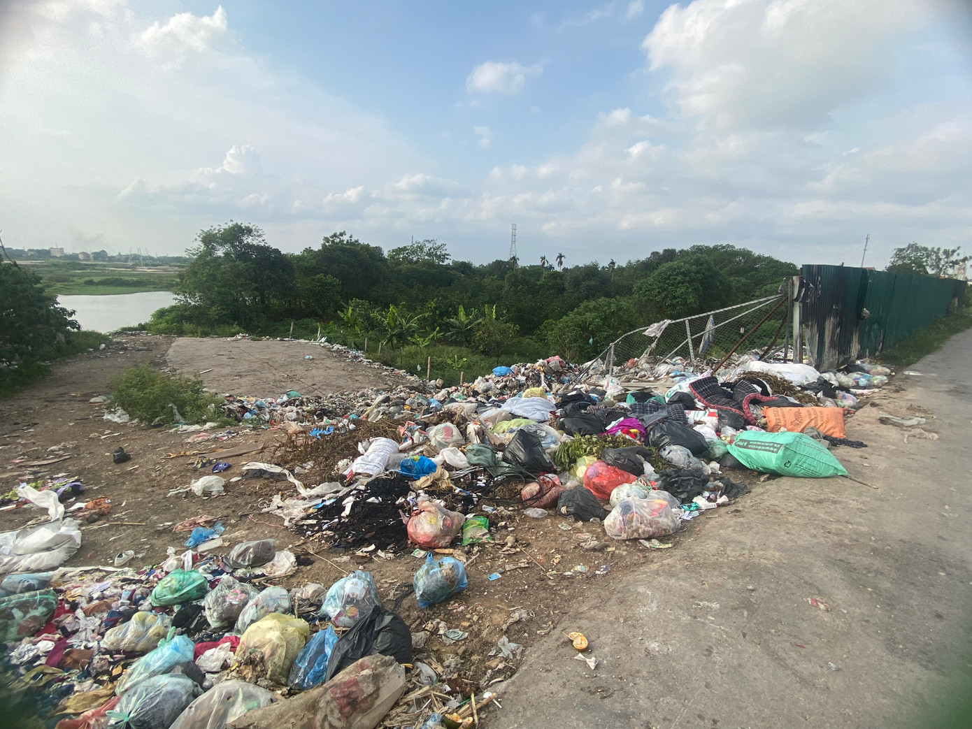 Một bãi rác thải sinh hoạt lớn tại đê Tả Đáy (đoạn thuộc địa bàn xã Cao Viên, Thanh Oai, Hà Nội).