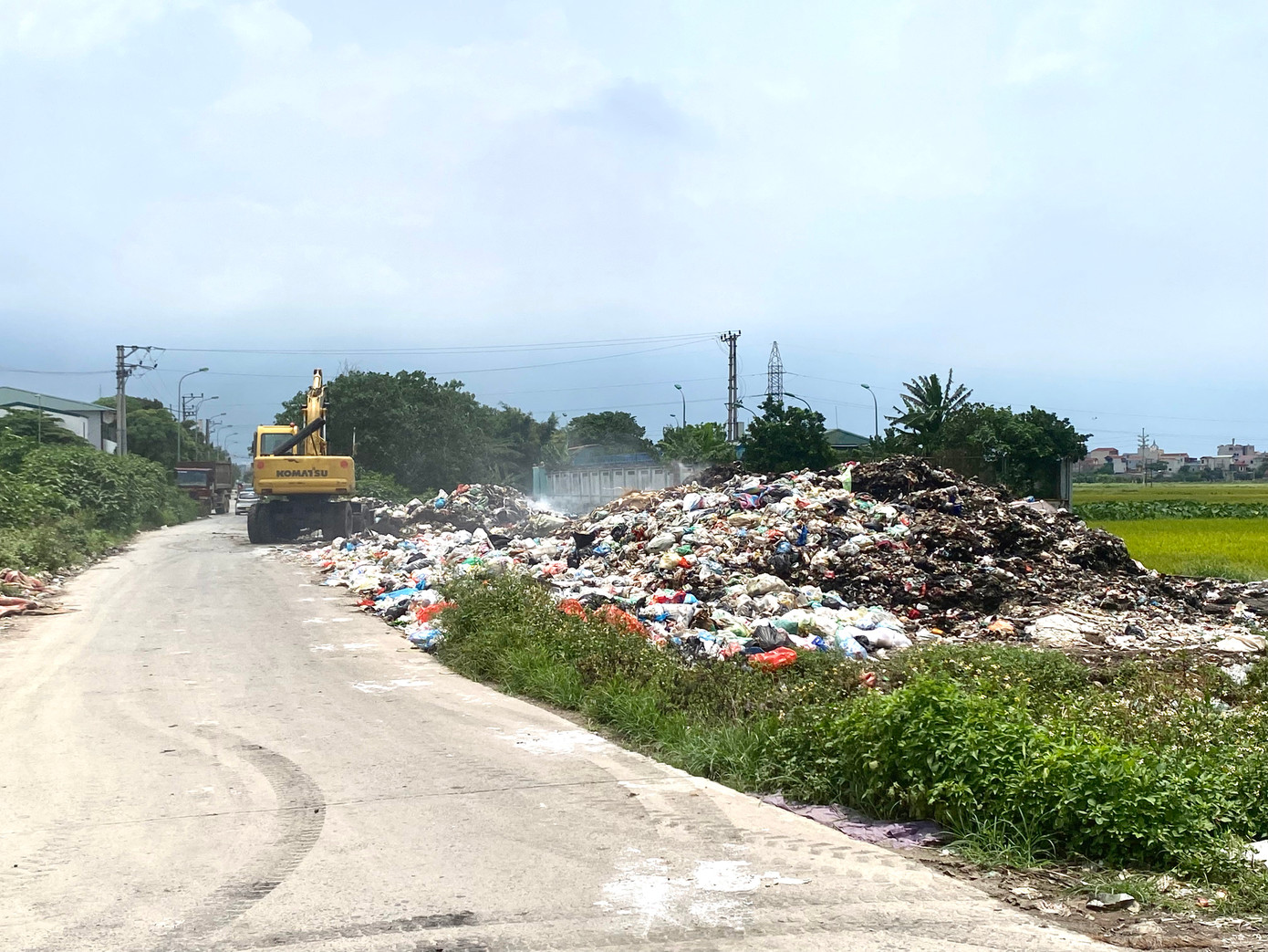 Bãi rác tạm chứa rác thải sinh hoạt của xã Bích Hòa do đơn vị URENCO 22 (chi nhánh Mỹ Đức) quản lý, nằm cạnh khu xử lý nước thải của Cụm công nghiệp Thanh Oai (trên đường dẫn vào làng Phúc Mậu). Hiện bãi rác đã trở thành núi rác thải lớn, mùi hôi, chua của rác hòa với mùi khét do đốt rác đã trở thành nỗi ám ảnh của nhiều người dân khi lưu thông qua đây. Theo ông Biên, hiện tượng đốt rác xảy ra do hành vi đốt trộm của một số người dân, chứ không phải do cách xử lý của chính quyền xã và đơn vị thu gom.